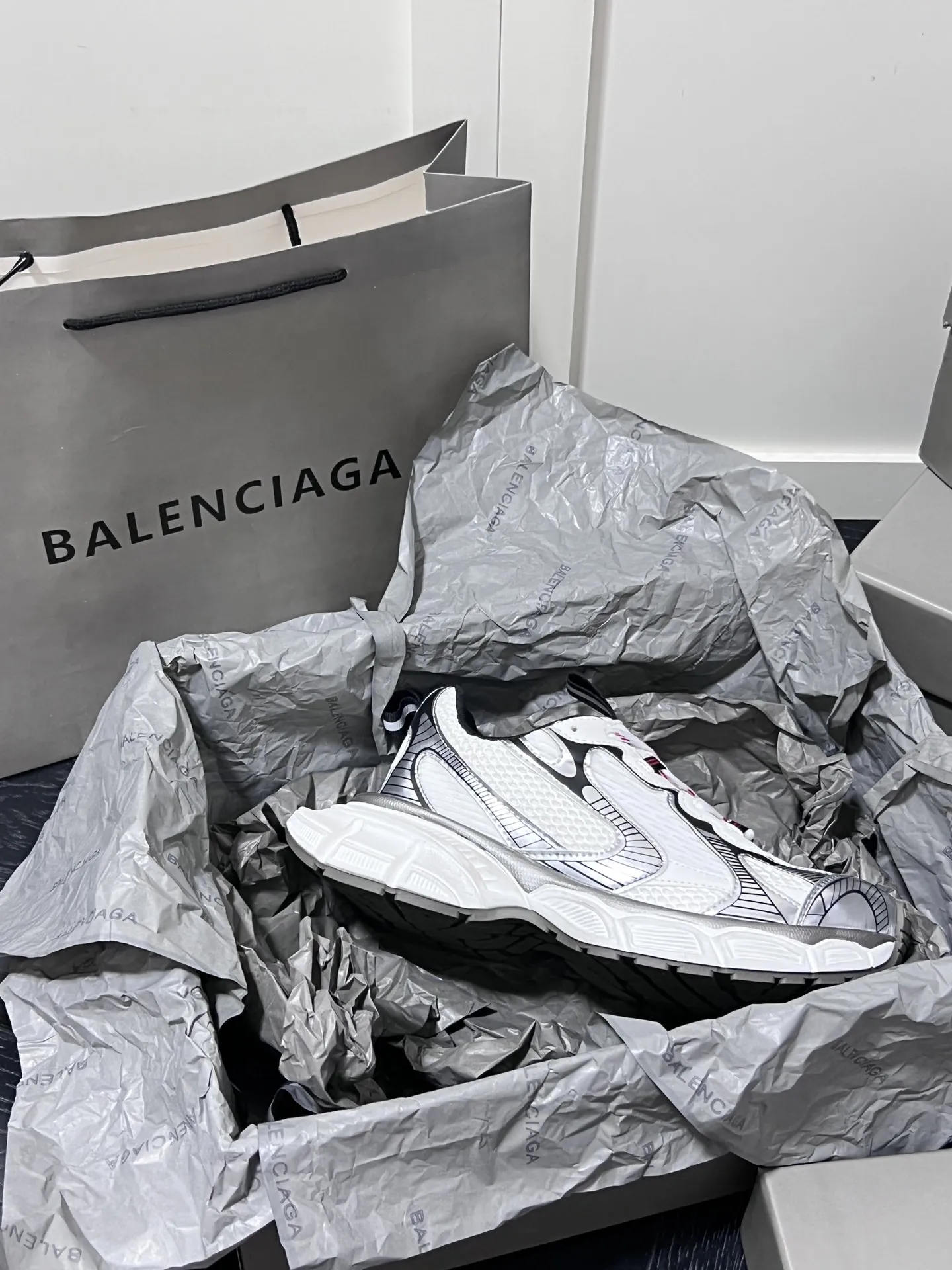 橙子出厂价💰180,男码+10 BALENCIAGA 3xl sneakers 巴黎世家 情侣款老爹鞋 复古休闲运动鞋 最新款复古休闲运动鞋系列,推出探索时尚界对于原创与挪用的概念,以全新系列致敬传承与经典,以标志性Balenciaga廓形和轮胎抽象大底,碰撞出诙谐又和谐的新创意。 码数:35-44