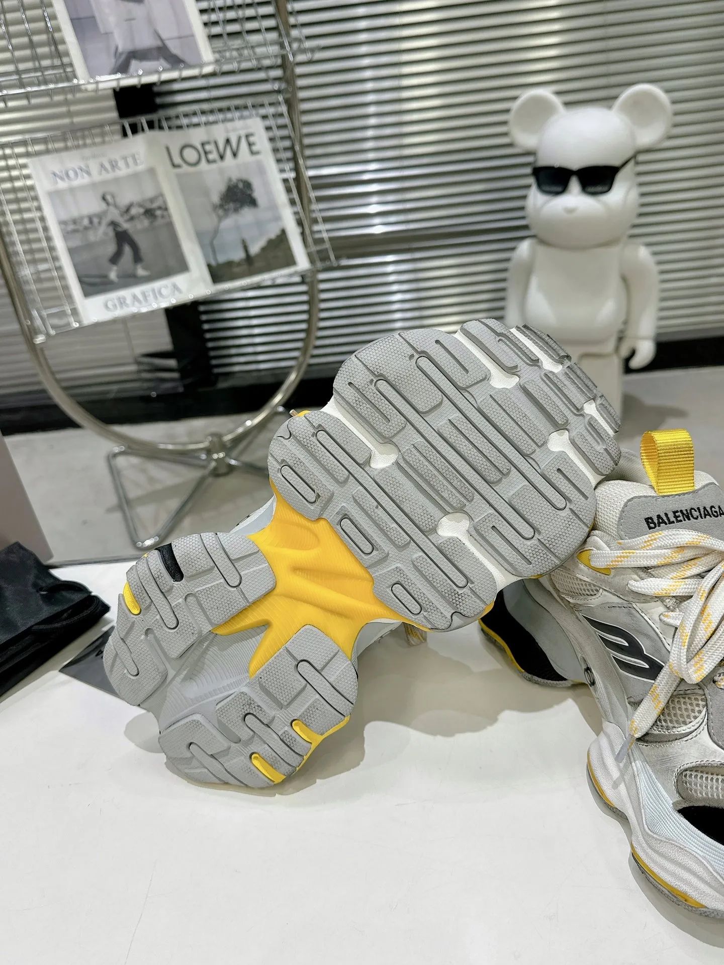 巴黎世家SUMMER 24 Cargo Sneaker 全球限量版 顶级版本 超级火爆! 6XL的终极奥义。伴随Balenciaga夏季24系列的发布,秀场上刘昊然脚上的6XL运动鞋再一次成为时尚的话题点,并且在秀场结束的第一时间,不少博主就发布了对这双鞋的测评和与3XL的对比。细看整体,鞋上有一处较大的变体“B