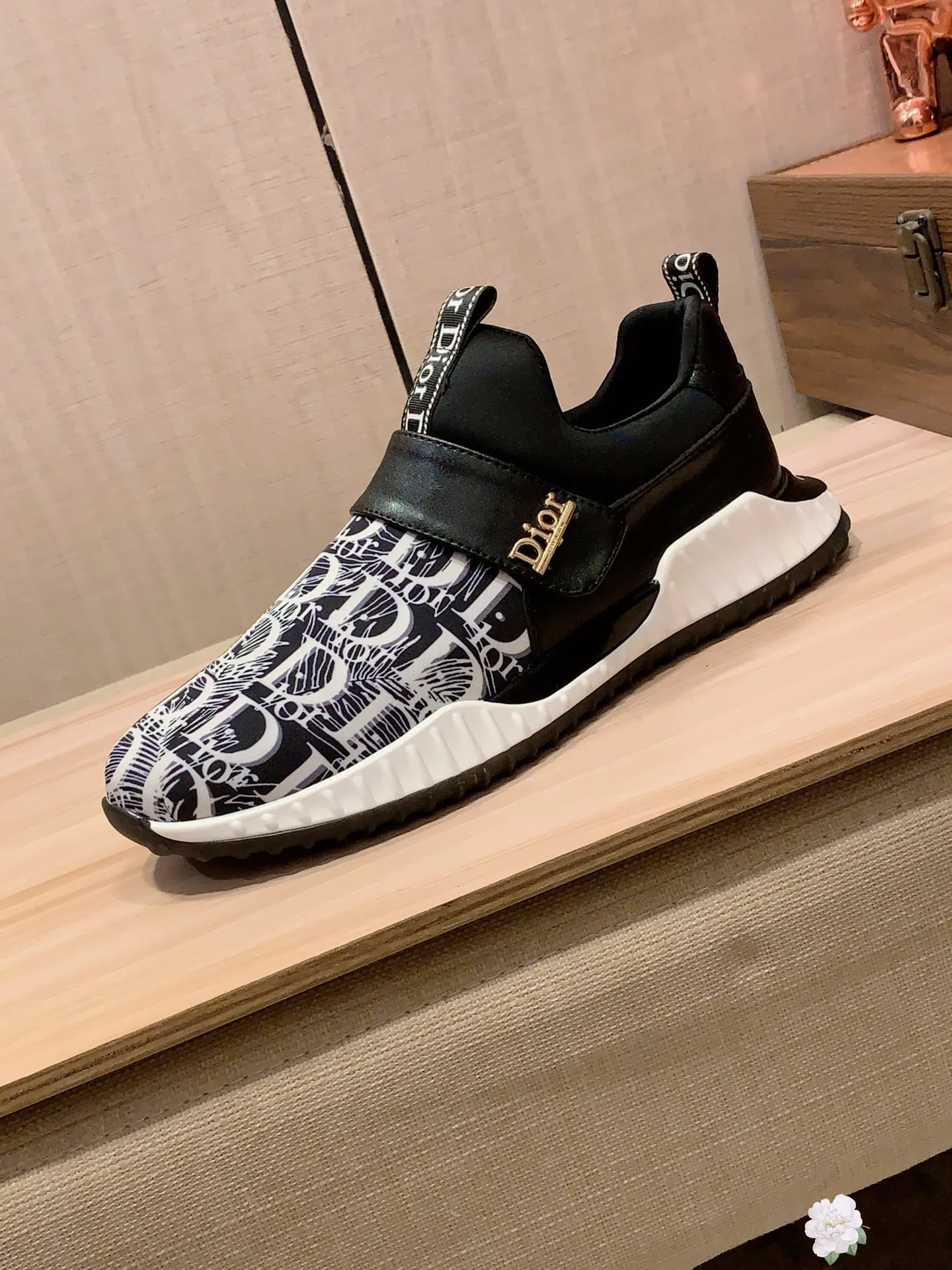 新款: 厂价:221💰💰🎩🎩[闪电][闪电] 《 迪奥DIOR* 》最新&bull;爆款休闲鞋，顶端品牌[勾引]奢侈～代购，顶级～质量。[强]鞋面選用进口透气牛皮搭配材质➕透气羊皮垫脚（&bull;）精细做工。原版个性时尚柔软橡膠耐磨防滑大底，上脚轻巧舒适，实物拍摄🎬實物更好看，011:码: 38-44，2️⃣色入选