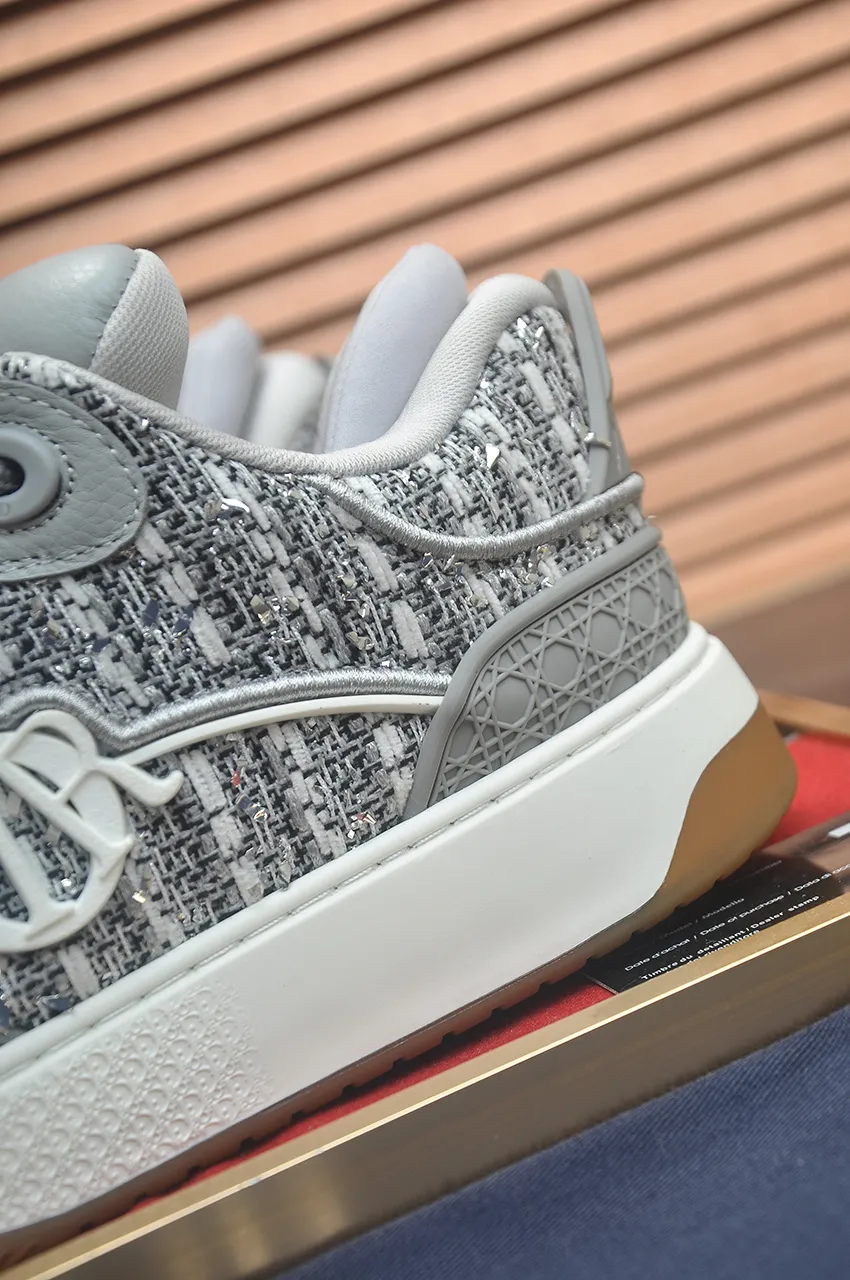 出厂价:410💶(顶级原单) 品牌:Dior (迪奥) 标准码:男码39-44(45定制) 等级:官网同款 材料:顶级原版牛皮拼接而成 原版耐磨轻便大底 款式类别:潮流时尚休闲鞋 尊贵奢侈品大牌元素顶级奢华 颜色:实物图片色