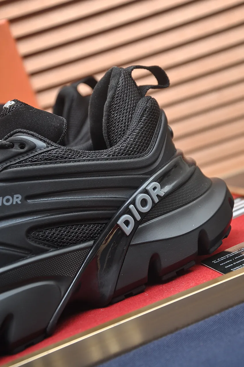 出厂价：390💶（顶级原单） 品牌：Dior （迪奥） 标准码：男码39-44（45定制） 等级：官网同款 材料：顶级原版牛皮拼接而成 原版耐磨轻便大底 款式类别：潮流时尚休闲鞋 尊贵奢侈品大牌元素顶级奢华 颜色：实物图片色