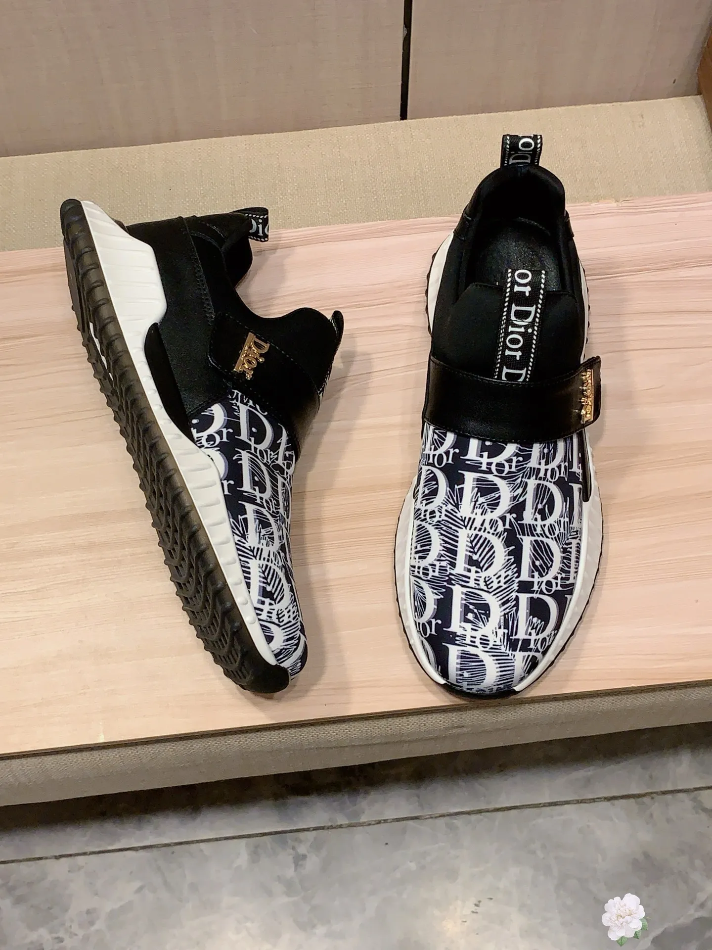 新款: 厂价:221💰💰🎩🎩[闪电][闪电] 《 迪奥DIOR* 》最新&bull;爆款休闲鞋，顶端品牌[勾引]奢侈～代购，顶级～质量。[强]鞋面選用进口透气牛皮搭配材质➕透气羊皮垫脚（&bull;）精细做工。原版个性时尚柔软橡膠耐磨防滑大底，上脚轻巧舒适，实物拍摄🎬實物更好看，011:码: 38-44，2️⃣色入选