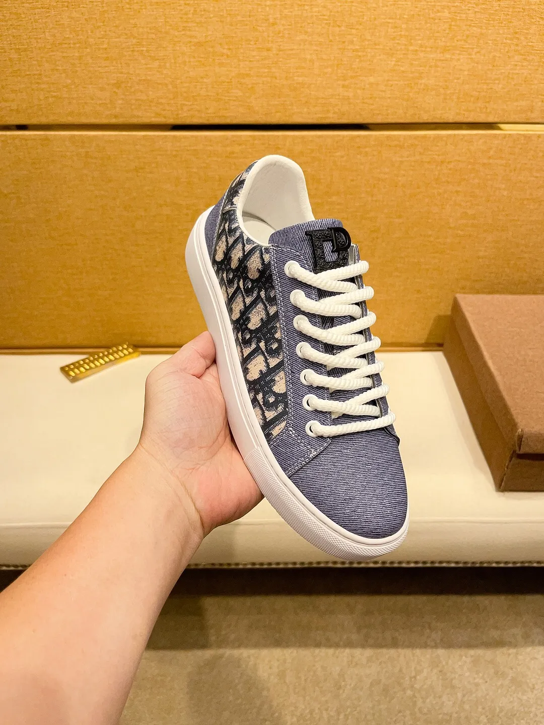 工厂价200。【Dior】迪奥休闲男装系列新品上市[庆祝][庆祝][庆祝]，重新诠释潮鞋设计，成为Dior的经典单品[强][强][强]，采用多种材料搭配牛皮精心制作，侧面展示标志，鞋舌、鞋底和后侧饰以各种特色细节提升格调[666][666]，而孔眼细节、缉面线和橡胶镶片更是突显其潮流风格的动感魅力[强][强][强]，带有双色橡胶鞋底，可搭配各色服饰，打造精致造型，码数:38一44（45订做）