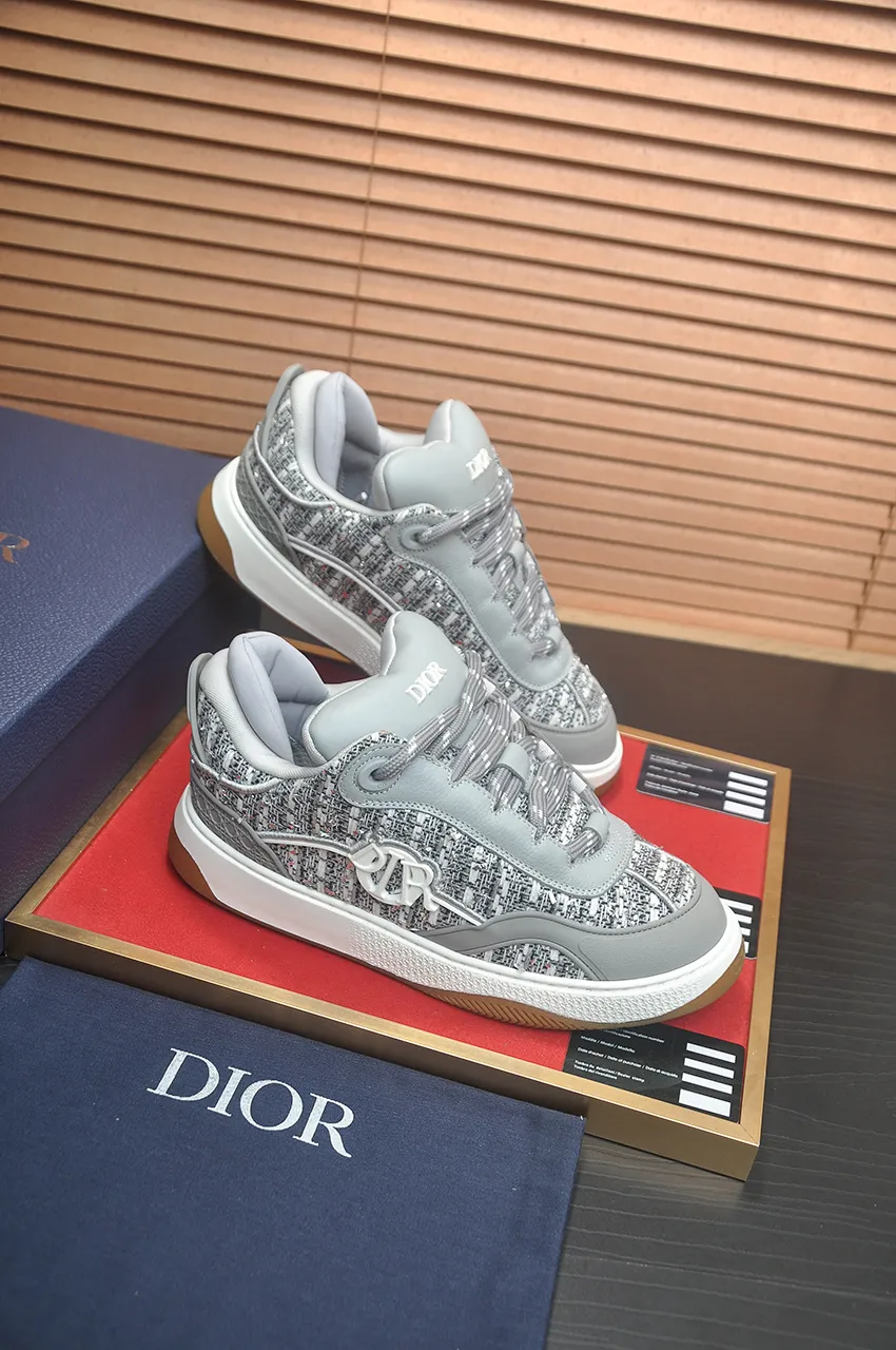 出厂价：410💶（顶级原单） 品牌：Dior （迪奥） 标准码：男码39-44（45定制） 等级：官网同款 材料：顶级原版牛皮拼接而成 原版耐磨轻便大底 款式类别：潮流时尚休闲鞋 尊贵奢侈品大牌元素顶级奢华 颜色：实物图片色