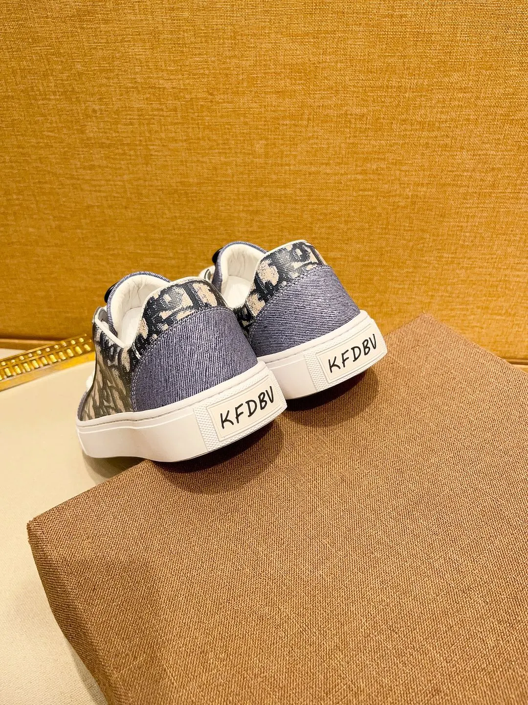 工厂价200。【Dior】迪奥休闲男装系列新品上市[庆祝][庆祝][庆祝]，重新诠释潮鞋设计，成为Dior的经典单品[强][强][强]，采用多种材料搭配牛皮精心制作，侧面展示标志，鞋舌、鞋底和后侧饰以各种特色细节提升格调[666][666]，而孔眼细节、缉面线和橡胶镶片更是突显其潮流风格的动感魅力[强][强][强]，带有双色橡胶鞋底，可搭配各色服饰，打造精致造型，码数:38一44（45订做）