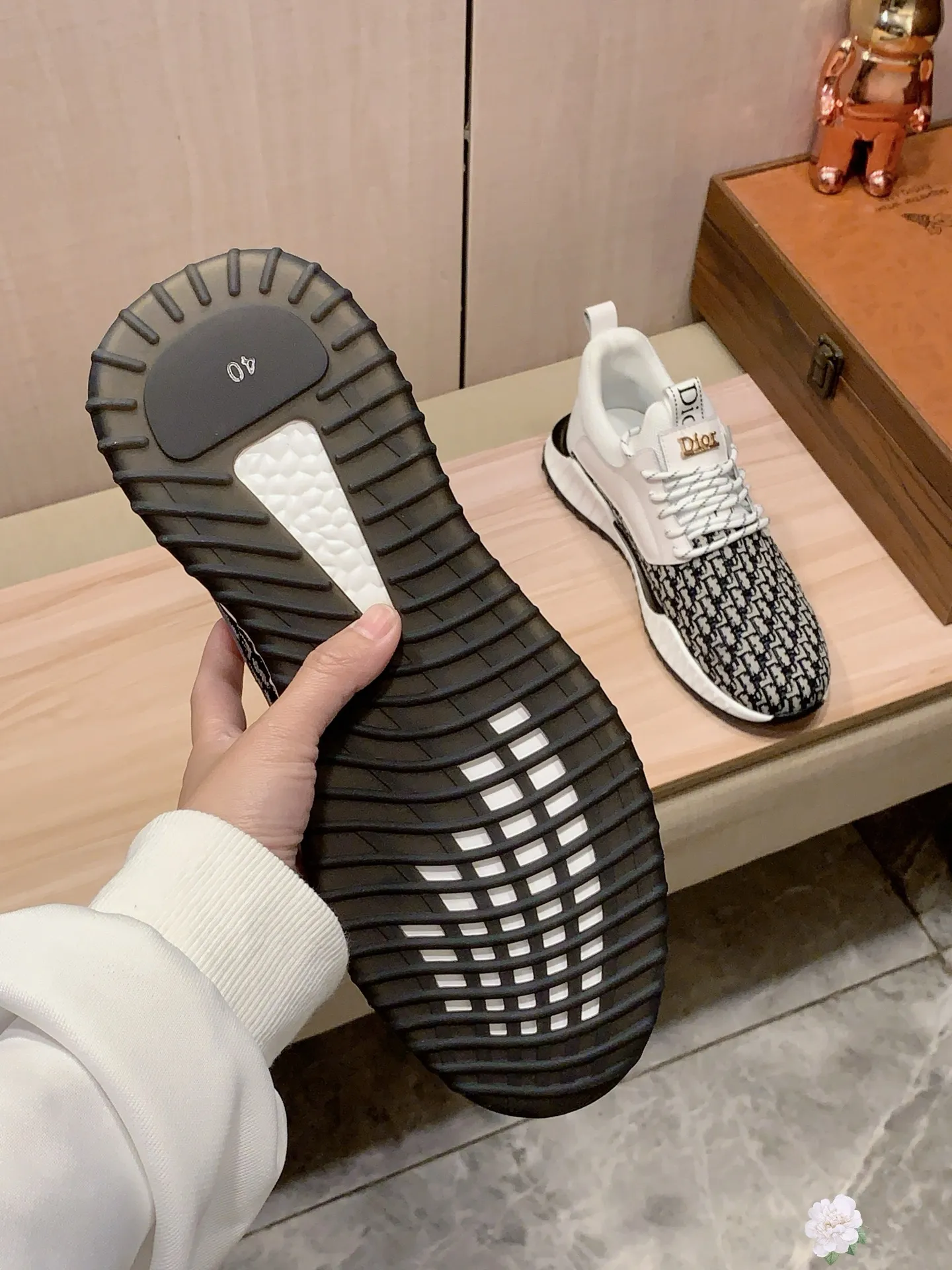 新款: 厂价:221💰💰🎩🎩[闪电][闪电] 《 迪奥DIOR* 》最新&bull;爆款休闲鞋，顶端品牌[勾引]奢侈～代购，顶级～质量。[强]鞋面選用进口透气牛皮搭配材质➕透气羊皮垫脚（&bull;）精细做工。原版个性时尚柔软橡膠耐磨防滑大底，上脚轻巧舒适，实物拍摄🎬實物更好看，011:码: 38-44，2️⃣色入选