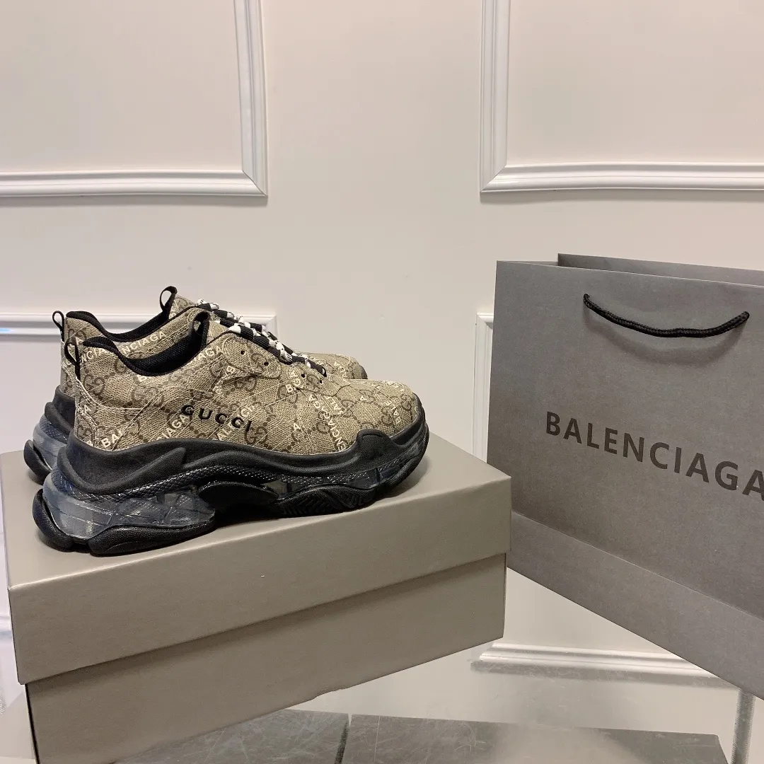 橙子出厂价💰185 情侣款 Gucci x Balenciaga&middot;古驰 x 巴黎世家联名款 新款气垫大底Triple S厚底运动鞋老爹鞋 古驰《Aria-时尚咏叹调》时装系列推出The Hacker Project系列，探索时尚界对于原创与挪用的概念。亚力山卓&middot;米开理以全新系列致敬传承与经典，以标志性Balenciaga廓形和Gucci元素，碰撞出诙谐又和谐的新创意。Triple S运动鞋采用经典GG Supreme帆布，饰有独特的通体&ldquo;Balenciaga&rdquo;印花。 限量款顶级版本！新配色首发出货，堪称目前市面上&ldquo;最美老爹鞋&rdquo;！正品开模，对版印花，原楦八层TPU组合大底！ 颜色：多种配色 码数：35-44
