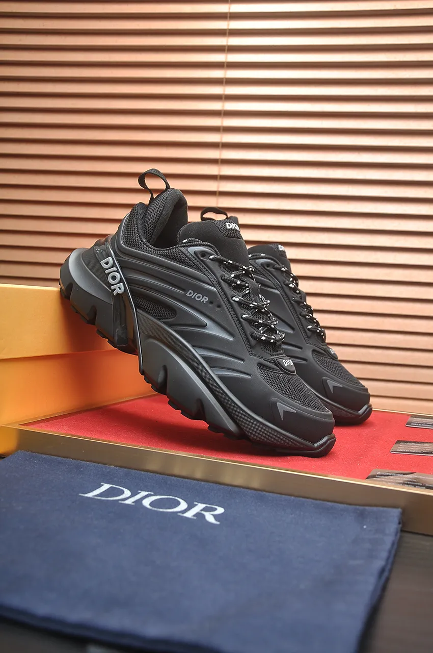 出厂价:390💶(顶级原单) 品牌:Dior (迪奥) 标准码:男码39-44(45定制) 等级:官网同款 材料:顶级原版牛皮拼接而成 原版耐磨轻便大底 款式类别:潮流时尚休闲鞋 尊贵奢侈品大牌元素顶级奢华 颜色:实物图片色