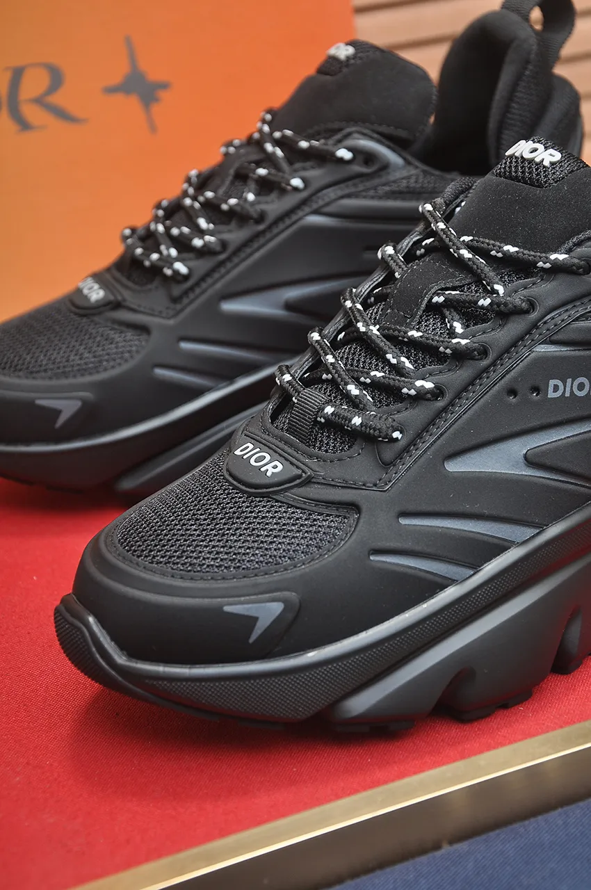 出厂价：390💶（顶级原单） 品牌：Dior （迪奥） 标准码：男码39-44（45定制） 等级：官网同款 材料：顶级原版牛皮拼接而成 原版耐磨轻便大底 款式类别：潮流时尚休闲鞋 尊贵奢侈品大牌元素顶级奢华 颜色：实物图片色