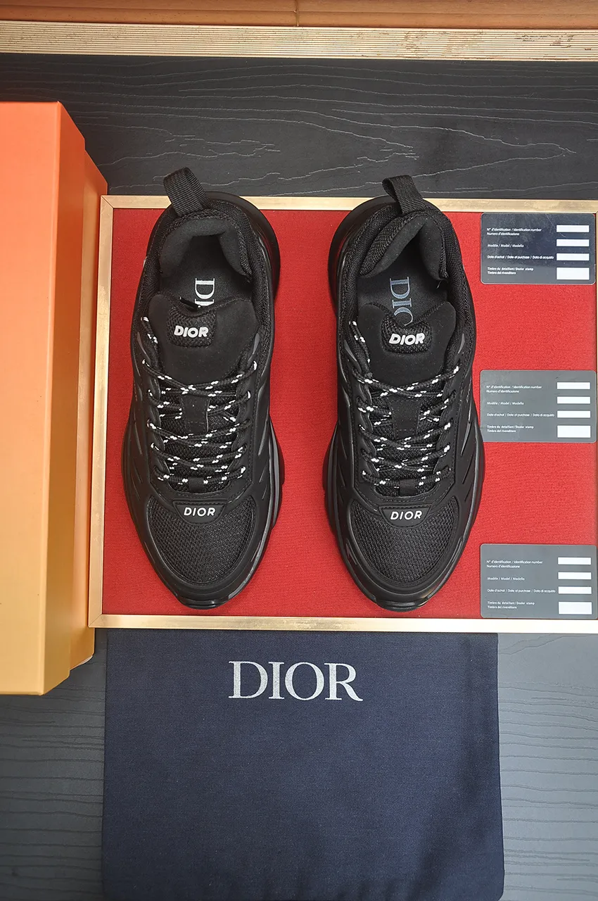 出厂价:390💶(顶级原单) 品牌:Dior (迪奥) 标准码:男码39-44(45定制) 等级:官网同款 材料:顶级原版牛皮拼接而成 原版耐磨轻便大底 款式类别:潮流时尚休闲鞋 尊贵奢侈品大牌元素顶级奢华 颜色:实物图片色