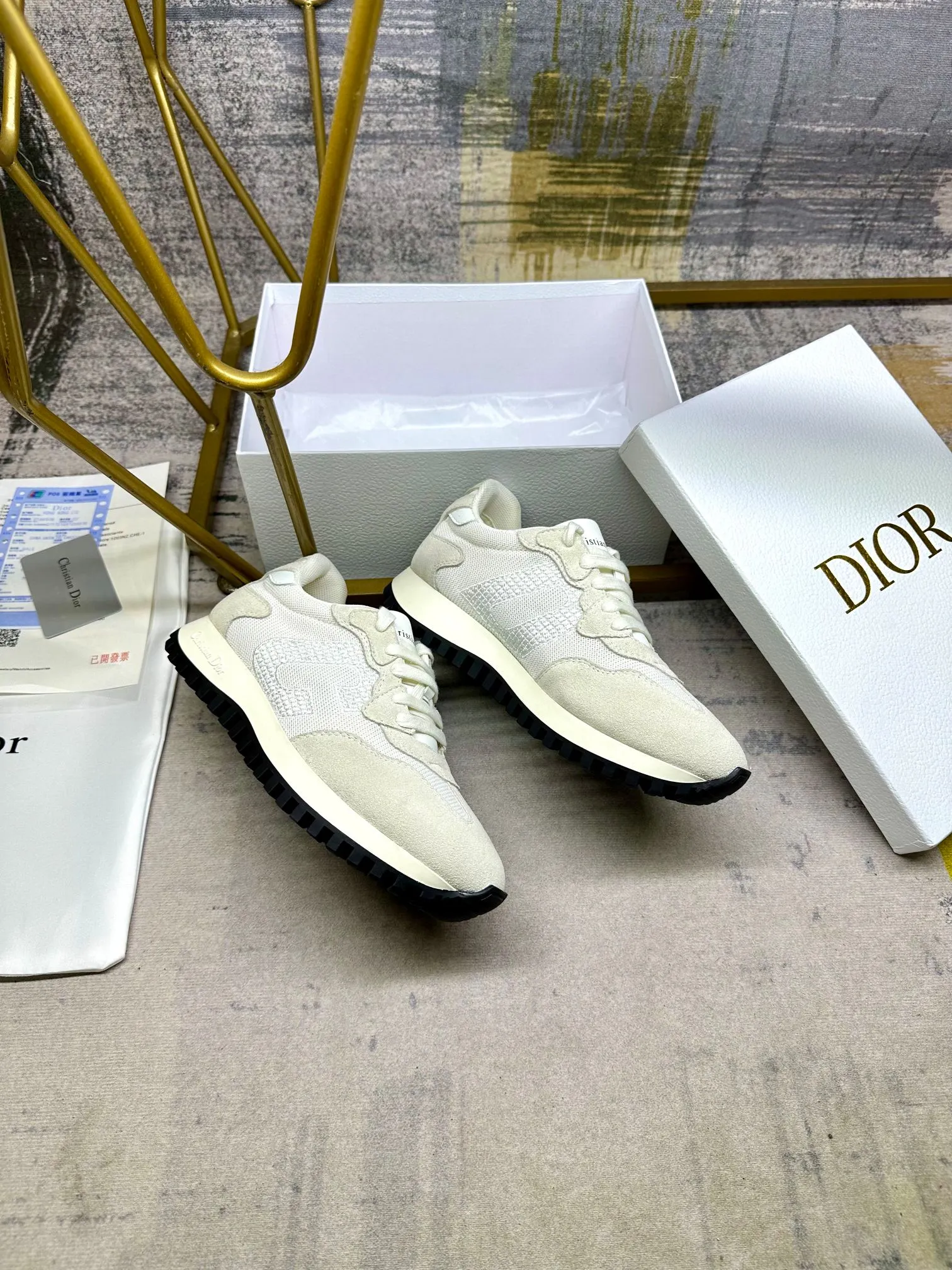 这款C｀est Dior运动鞋设计醒目时尚。绒面料与丝绸皮搭配白色网眼织物，侧面饰以C和D字母刺绣提升格调。轻盈的双色鞋底舒适非凡，彰显运动风格魅力。35-41码，跑量价250