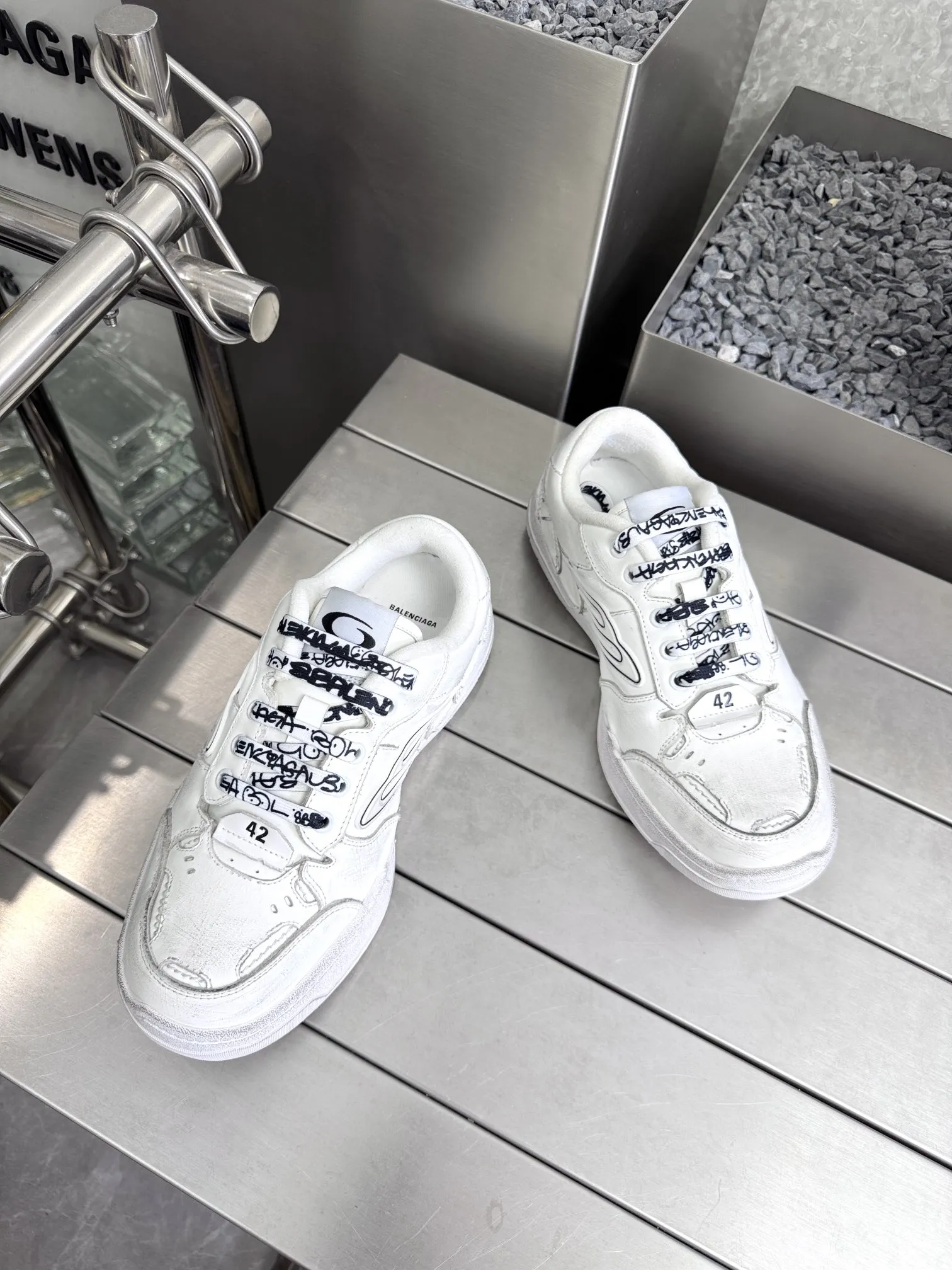 巴黎世家Balenciaga Hamptons Worn-Out 25FW最新配色，双色拼色相撞，视觉冲击更加强烈，一如既往的脚感，百搭的风格，四季皆可 原厂数据.（楦.格.鞋面.大底.做法工艺均还原原版工艺） &bull; 牛皮面料和网布内里材质 &bull; 鞋面整只磨损破坏效果 &bull; 轮胎花纹鞋底 &bull; 15毫米足弓 &bull; 鞋舌Balenciaga 最新回旋品牌标识 &bull; 后帮凹印 Balenciaga 徽标和尺码 &bull; 后帮拉帮 &bull; 中国制造 透过材质比例的拿捏和单纯的用色，在鞋面采用相对柔和的设计，衬出鞋款亮点 码数：35-45 P380原版包装