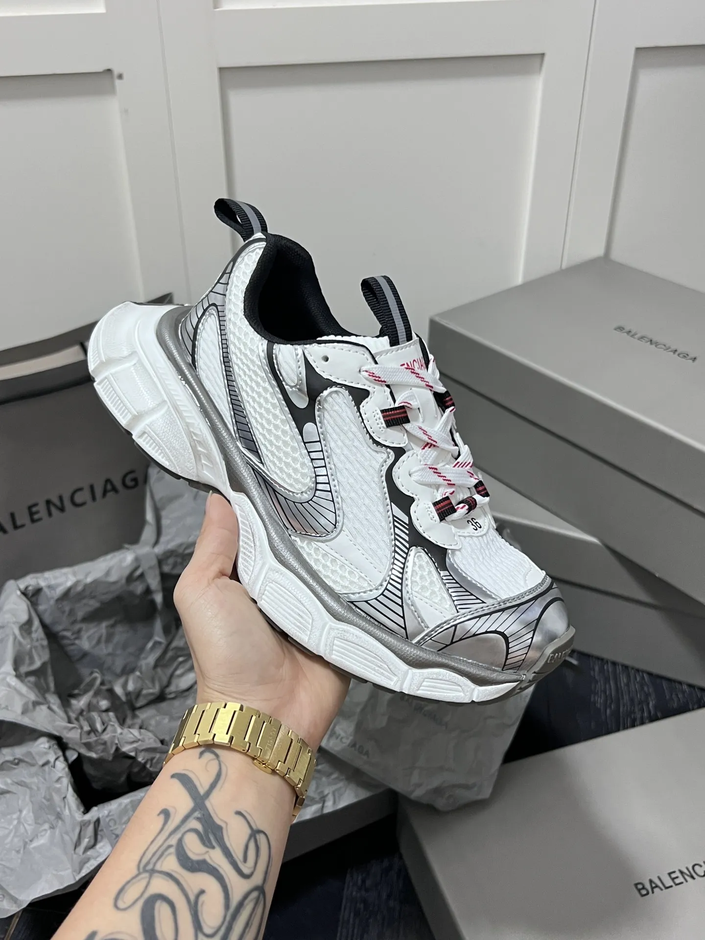 橙子出厂价💰180,男码+10 BALENCIAGA 3xl sneakers 巴黎世家 情侣款老爹鞋 复古休闲运动鞋 最新款复古休闲运动鞋系列,推出探索时尚界对于原创与挪用的概念,以全新系列致敬传承与经典,以标志性Balenciaga廓形和轮胎抽象大底,碰撞出诙谐又和谐的新创意。 码数:35-44