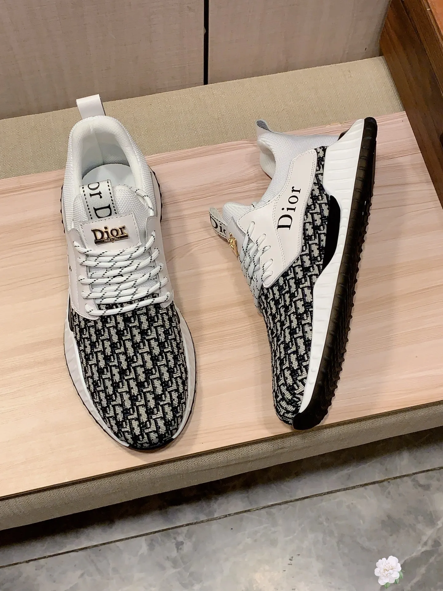 新款: 厂价:221💰💰🎩🎩[闪电][闪电] 《 迪奥DIOR* 》最新&bull;爆款休闲鞋，顶端品牌[勾引]奢侈～代购，顶级～质量。[强]鞋面選用进口透气牛皮搭配材质➕透气羊皮垫脚（&bull;）精细做工。原版个性时尚柔软橡膠耐磨防滑大底，上脚轻巧舒适，实物拍摄🎬實物更好看，011:码: 38-44，2️⃣色入选