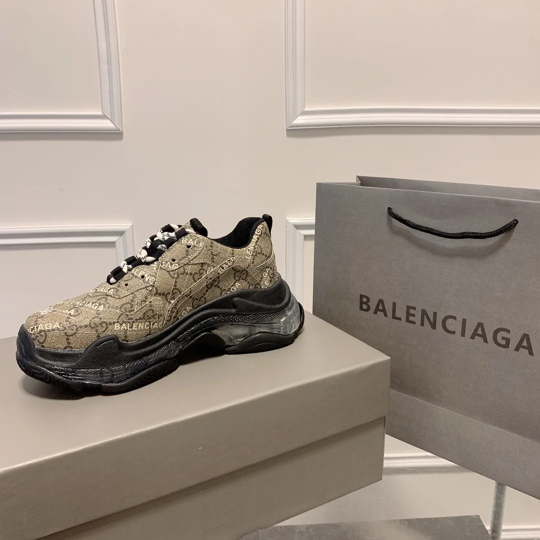 橙子出厂价💰185 情侣款 Gucci x Balenciaga&middot;古驰 x 巴黎世家联名款 新款气垫大底Triple S厚底运动鞋老爹鞋 古驰《Aria-时尚咏叹调》时装系列推出The Hacker Project系列，探索时尚界对于原创与挪用的概念。亚力山卓&middot;米开理以全新系列致敬传承与经典，以标志性Balenciaga廓形和Gucci元素，碰撞出诙谐又和谐的新创意。Triple S运动鞋采用经典GG Supreme帆布，饰有独特的通体&ldquo;Balenciaga&rdquo;印花。 限量款顶级版本！新配色首发出货，堪称目前市面上&ldquo;最美老爹鞋&rdquo;！正品开模，对版印花，原楦八层TPU组合大底！ 颜色：多种配色 码数：35-44