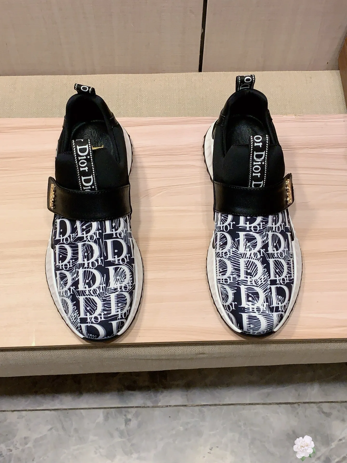 新款: 厂价:221💰💰🎩🎩[闪电][闪电] 《 迪奥DIOR* 》最新&bull;爆款休闲鞋，顶端品牌[勾引]奢侈～代购，顶级～质量。[强]鞋面選用进口透气牛皮搭配材质➕透气羊皮垫脚（&bull;）精细做工。原版个性时尚柔软橡膠耐磨防滑大底，上脚轻巧舒适，实物拍摄🎬實物更好看，011:码: 38-44，2️⃣色入选