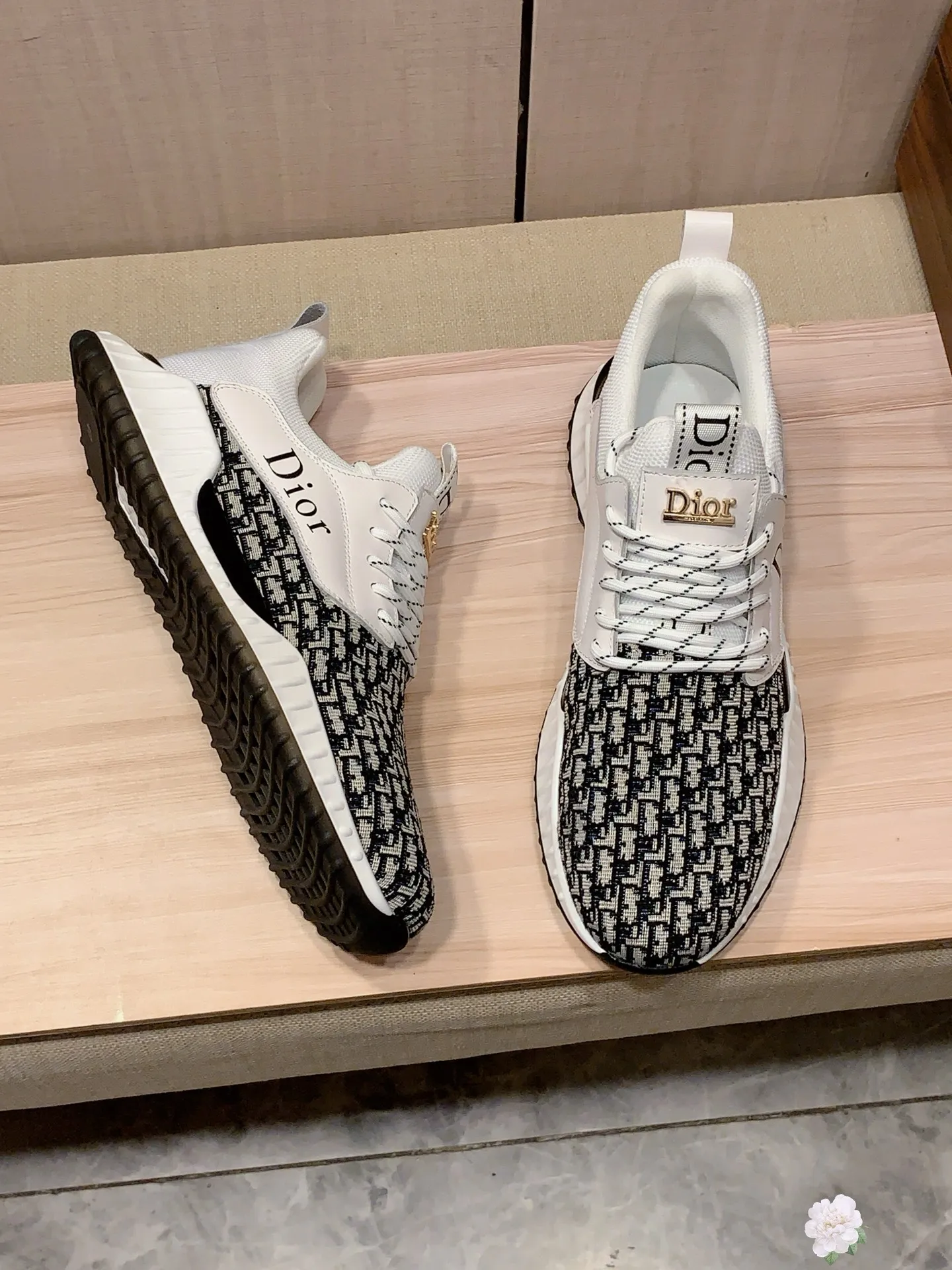 新款: 厂价:221💰💰🎩🎩[闪电][闪电] 《 迪奥DIOR* 》最新&bull;爆款休闲鞋，顶端品牌[勾引]奢侈～代购，顶级～质量。[强]鞋面選用进口透气牛皮搭配材质➕透气羊皮垫脚（&bull;）精细做工。原版个性时尚柔软橡膠耐磨防滑大底，上脚轻巧舒适，实物拍摄🎬實物更好看，011:码: 38-44，2️⃣色入选