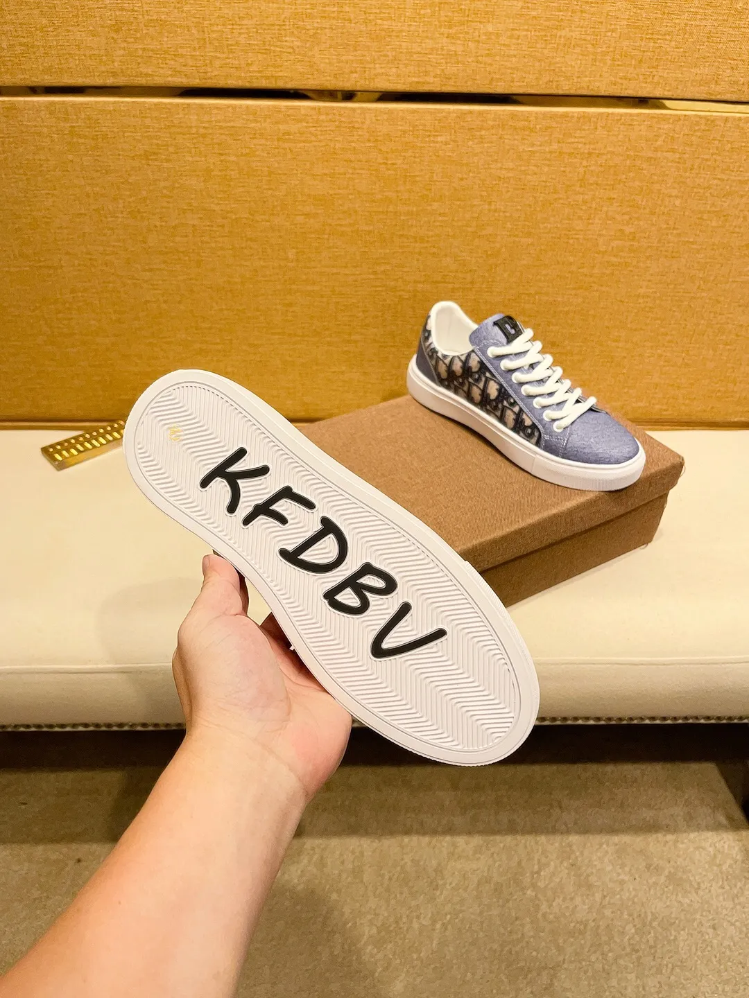 工厂价200。【Dior】迪奥休闲男装系列新品上市[庆祝][庆祝][庆祝]，重新诠释潮鞋设计，成为Dior的经典单品[强][强][强]，采用多种材料搭配牛皮精心制作，侧面展示标志，鞋舌、鞋底和后侧饰以各种特色细节提升格调[666][666]，而孔眼细节、缉面线和橡胶镶片更是突显其潮流风格的动感魅力[强][强][强]，带有双色橡胶鞋底，可搭配各色服饰，打造精致造型，码数:38一44（45订做）