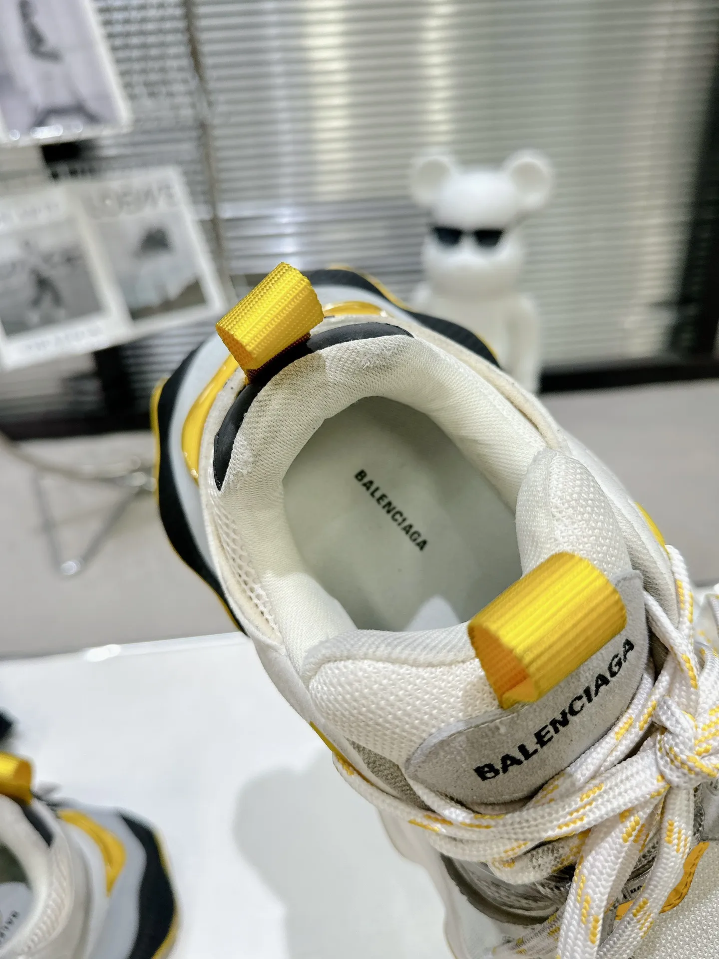 巴黎世家SUMMER 24 Cargo Sneaker 全球限量版 顶级版本 超级火爆！ 6XL的终极奥义。伴随Balenciaga夏季24系列的发布，秀场上刘昊然脚上的6XL运动鞋再一次成为时尚的话题点，并且在秀场结束的第一时间，不少博主就发布了对这双鞋的测评和与3XL的对比。细看整体，鞋上有一处较大的变体&ldquo;B