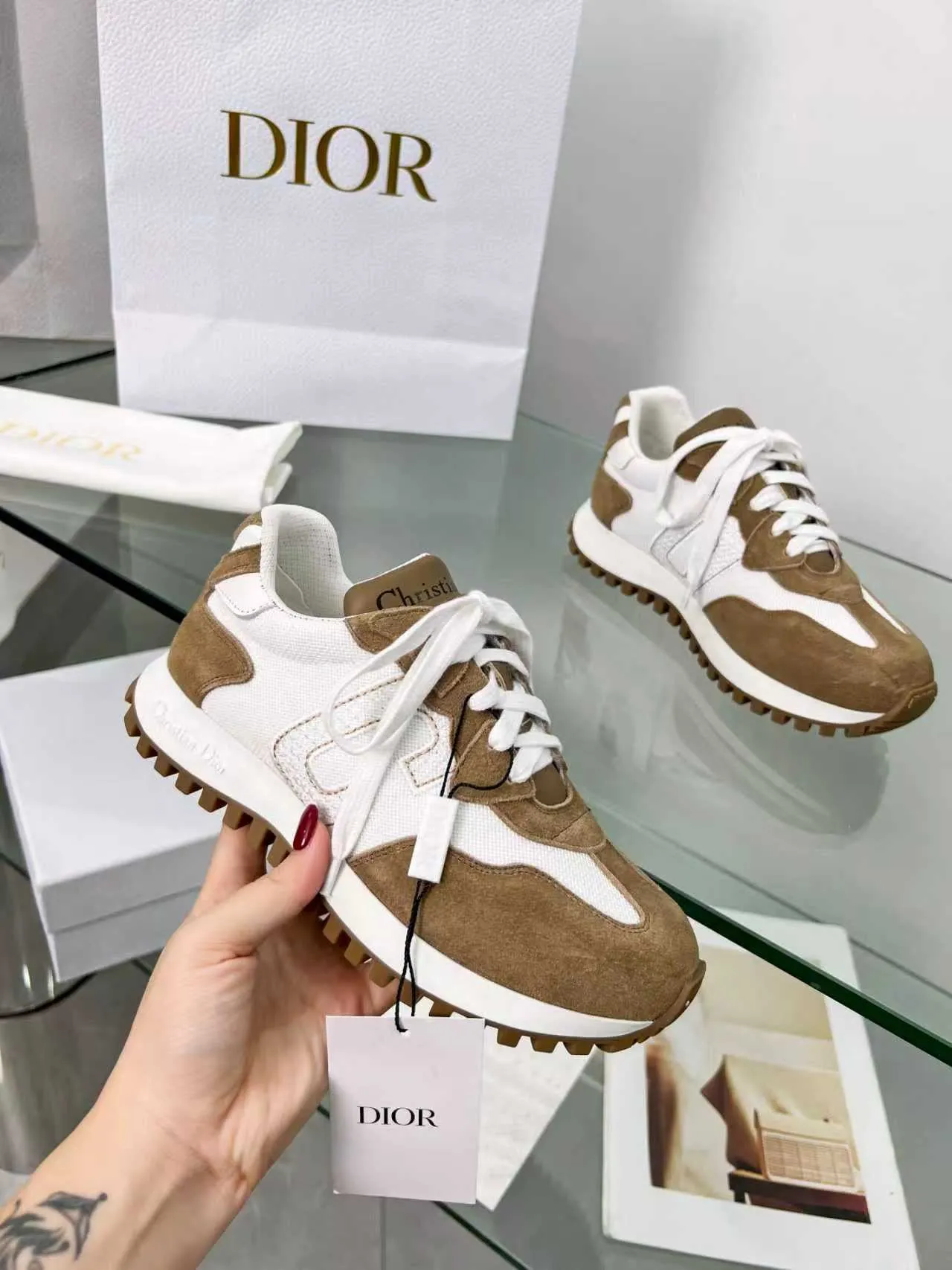 实价不让利P260！2025新款C'est Dior运动鞋，左C右D凑成迪奥的CD标识，低调奢华，轻便舒适，厚底增高 ꈍ◡ꈍ 白色网眼针织物搭配进口牛皮和进口绒面牛皮革，TPU大底，码数35-41，