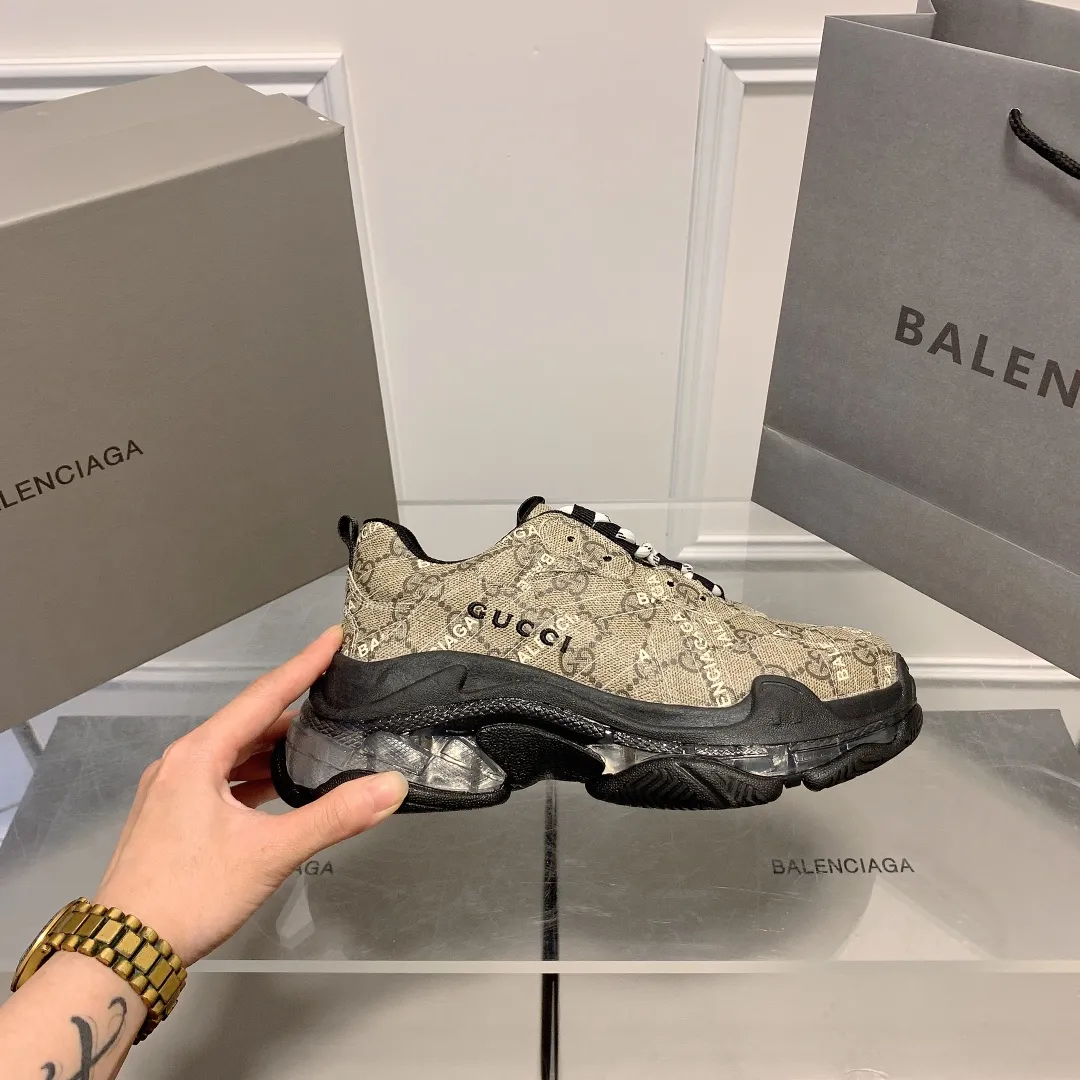 橙子出厂价💰185 情侣款 Gucci x Balenciaga&middot;古驰 x 巴黎世家联名款 新款气垫大底Triple S厚底运动鞋老爹鞋 古驰《Aria-时尚咏叹调》时装系列推出The Hacker Project系列，探索时尚界对于原创与挪用的概念。亚力山卓&middot;米开理以全新系列致敬传承与经典，以标志性Balenciaga廓形和Gucci元素，碰撞出诙谐又和谐的新创意。Triple S运动鞋采用经典GG Supreme帆布，饰有独特的通体&ldquo;Balenciaga&rdquo;印花。 限量款顶级版本！新配色首发出货，堪称目前市面上&ldquo;最美老爹鞋&rdquo;！正品开模，对版印花，原楦八层TPU组合大底！ 颜色：多种配色 码数：35-44