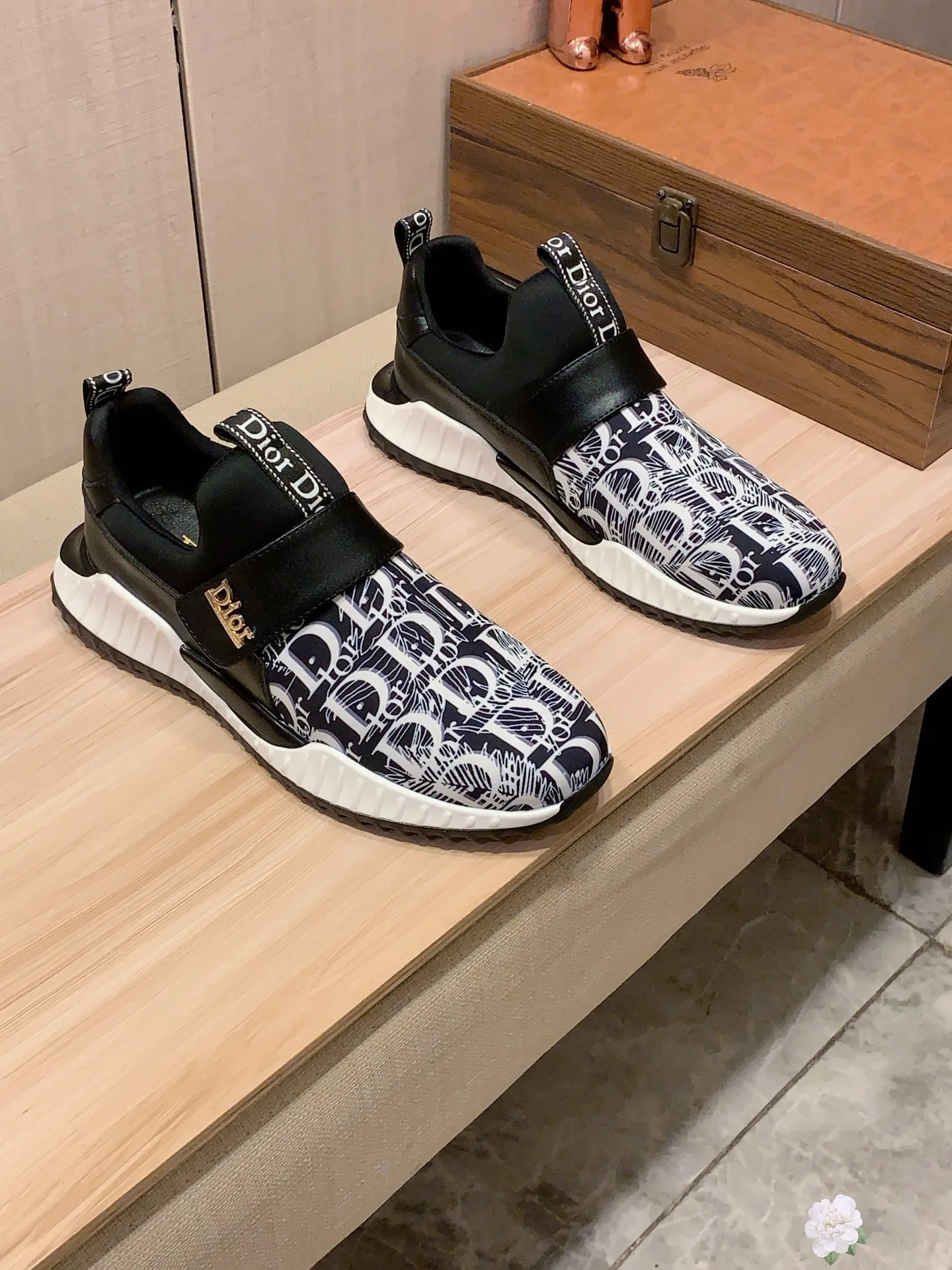 新款: 厂价:221💰💰🎩🎩[闪电][闪电] 《 迪奥DIOR* 》最新&bull;爆款休闲鞋，顶端品牌[勾引]奢侈～代购，顶级～质量。[强]鞋面選用进口透气牛皮搭配材质➕透气羊皮垫脚（&bull;）精细做工。原版个性时尚柔软橡膠耐磨防滑大底，上脚轻巧舒适，实物拍摄🎬實物更好看，011:码: 38-44，2️⃣色入选