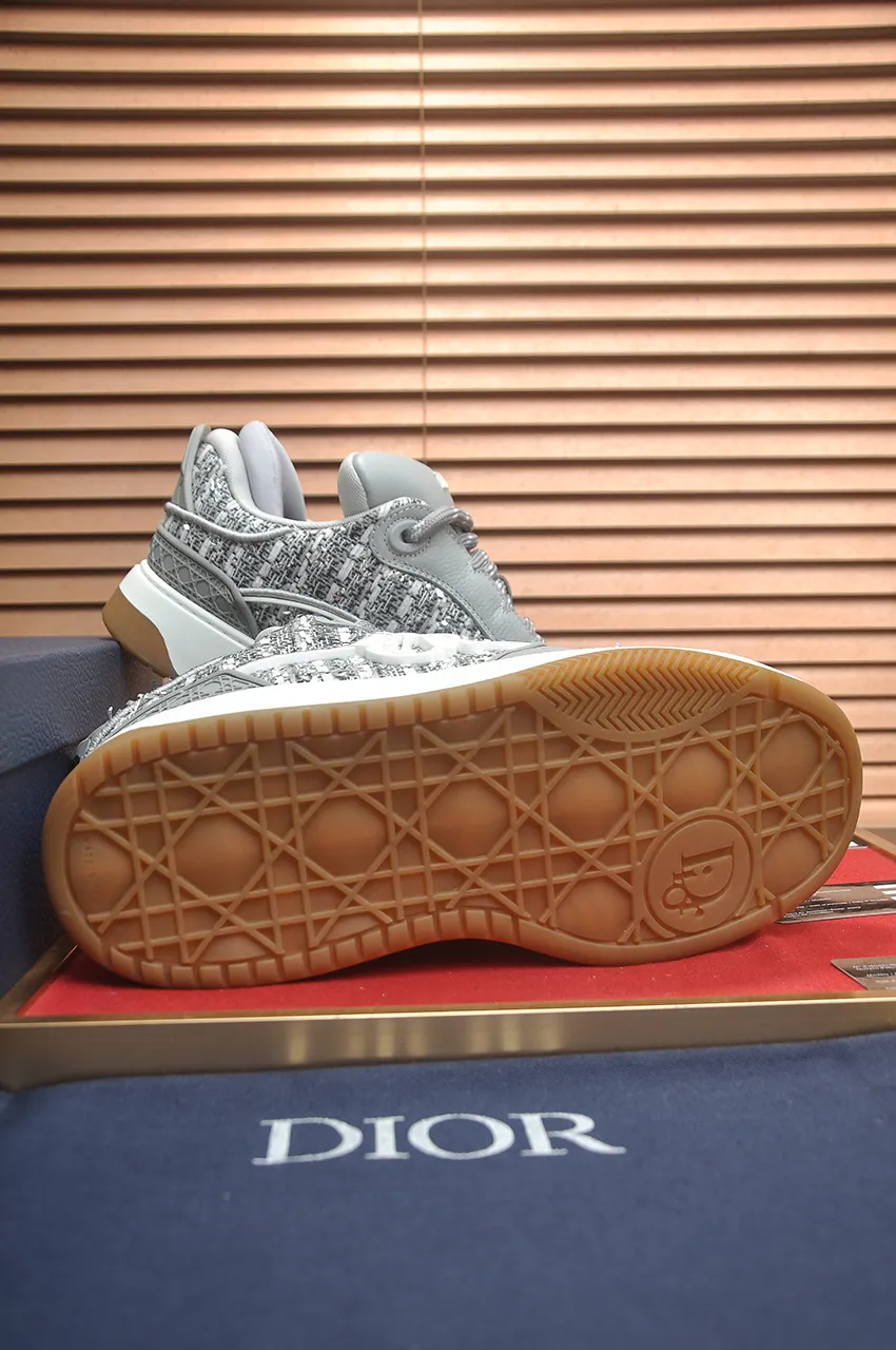 出厂价:410💶(顶级原单) 品牌:Dior (迪奥) 标准码:男码39-44(45定制) 等级:官网同款 材料:顶级原版牛皮拼接而成 原版耐磨轻便大底 款式类别:潮流时尚休闲鞋 尊贵奢侈品大牌元素顶级奢华 颜色:实物图片色