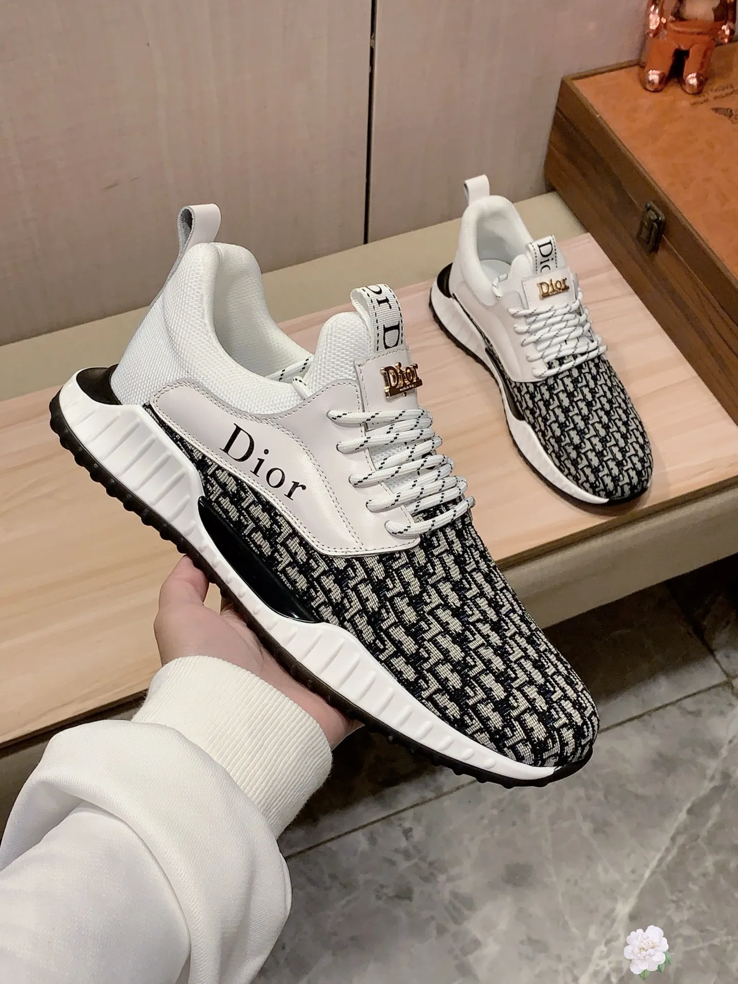 新款: 厂价:221💰💰🎩🎩[闪电][闪电] 《 迪奥DIOR* 》最新&bull;爆款休闲鞋，顶端品牌[勾引]奢侈～代购，顶级～质量。[强]鞋面選用进口透气牛皮搭配材质➕透气羊皮垫脚（&bull;）精细做工。原版个性时尚柔软橡膠耐磨防滑大底，上脚轻巧舒适，实物拍摄🎬實物更好看，011:码: 38-44，2️⃣色入选