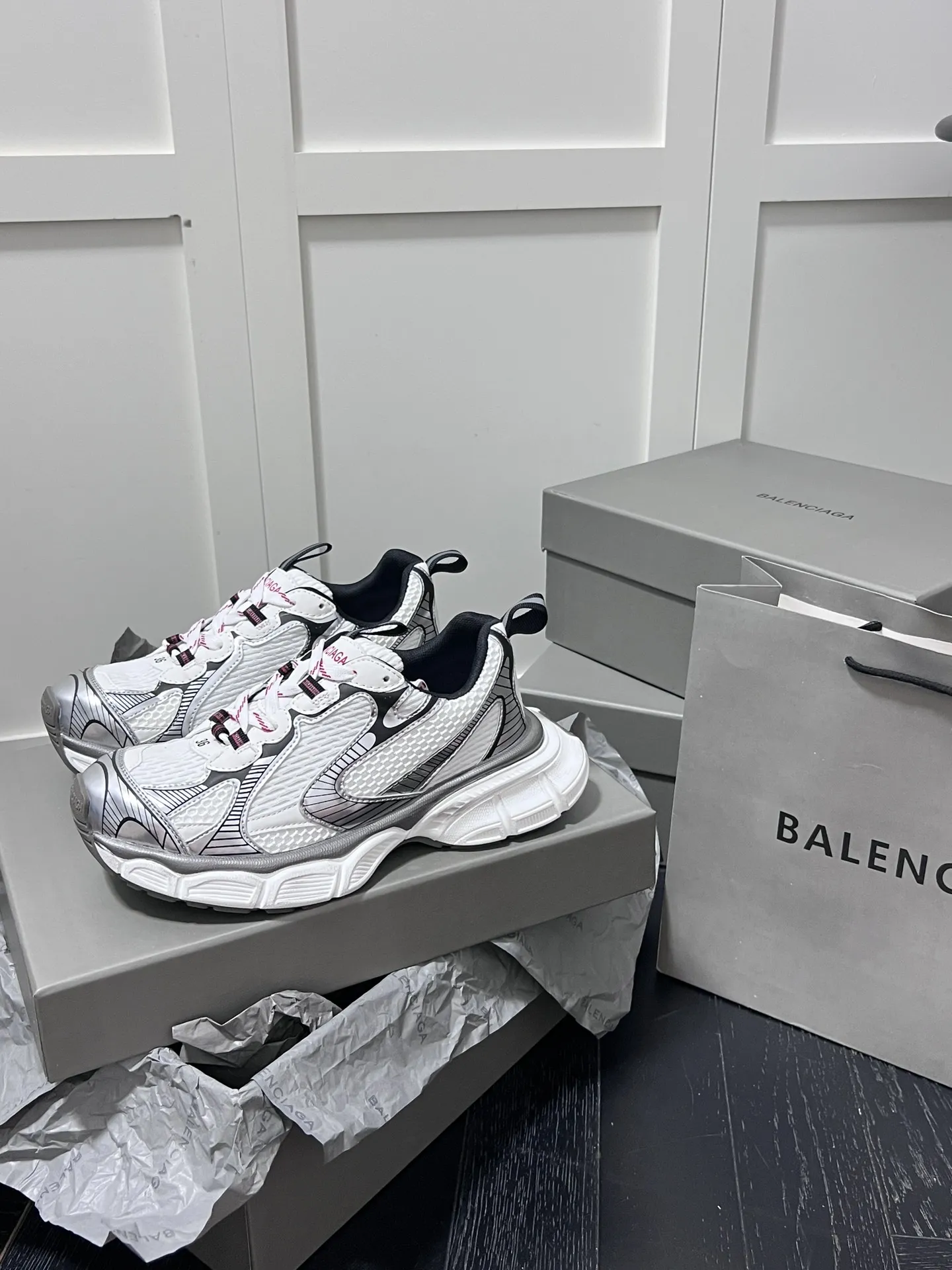 橙子出厂价💰180，男码+10 BALENCIAGA 3xl sneakers 巴黎世家 情侣款老爹鞋 复古休闲运动鞋 最新款复古休闲运动鞋系列，推出探索时尚界对于原创与挪用的概念，以全新系列致敬传承与经典，以标志性Balenciaga廓形和轮胎抽象大底，碰撞出诙谐又和谐的新创意。 码数：35-44