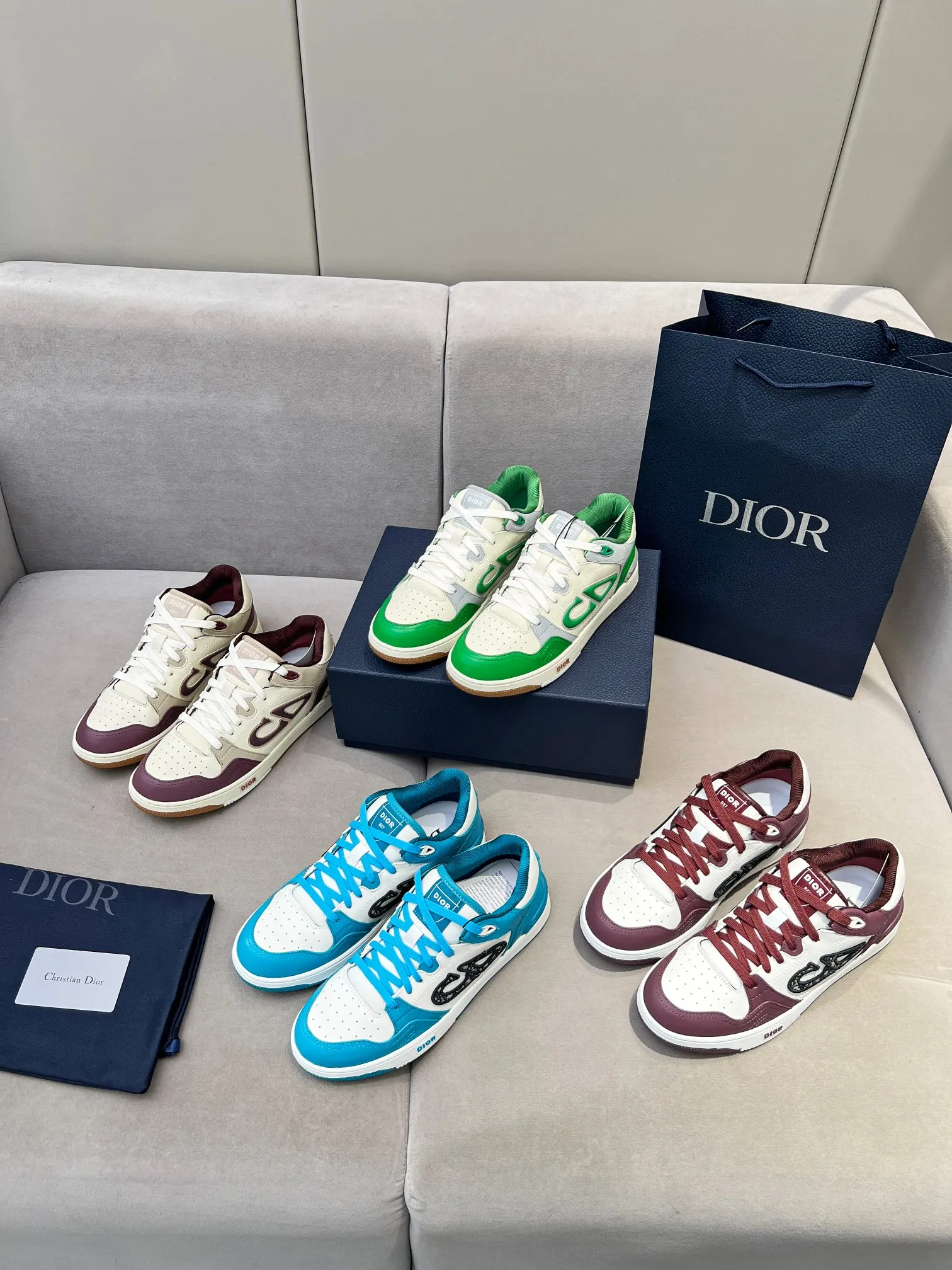 实价不让利P290!迪奥DiorB57 低帮运动鞋顶级版本!!! 青蓝色配白色光滑头层牛皮全油边,TPU大底。 2024秋季男装系列精彩亮相,Dior 全新推出的一款经典单品。采用青蓝色和白色光滑头层牛皮革精心制作,两侧饰以米色和黑色 Oblique 电绣 CD 大标志。鲜明的同色系鞋带对应鞋身颜色协调,开合搭配鞋舌、鞋底和后侧饰以各种经典细节提升格调,孔眼细节、缉面线和同色系后跟条镶片更是突显其运动风格的动感魅力。独家开模双色成型TPU大底轻盈舒适防滑耐磨,网眼内里和垫脚均采用原版色系定制,柔软透气。精湛的制作工艺凸显档次,可搭配各式服饰,打造精致造型。