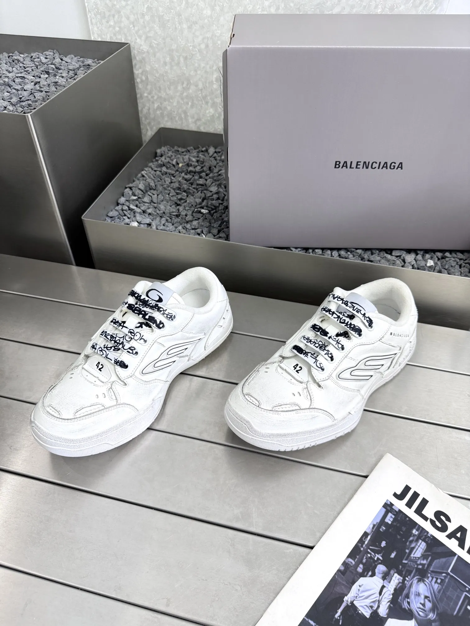 巴黎世家Balenciaga Hamptons Worn-Out 25FW最新配色，双色拼色相撞，视觉冲击更加强烈，一如既往的脚感，百搭的风格，四季皆可 原厂数据.（楦.格.鞋面.大底.做法工艺均还原原版工艺） &bull; 牛皮面料和网布内里材质 &bull; 鞋面整只磨损破坏效果 &bull; 轮胎花纹鞋底 &bull; 15毫米足弓 &bull; 鞋舌Balenciaga 最新回旋品牌标识 &bull; 后帮凹印 Balenciaga 徽标和尺码 &bull; 后帮拉帮 &bull; 中国制造 透过材质比例的拿捏和单纯的用色，在鞋面采用相对柔和的设计，衬出鞋款亮点 码数：35-45 P380原版包装