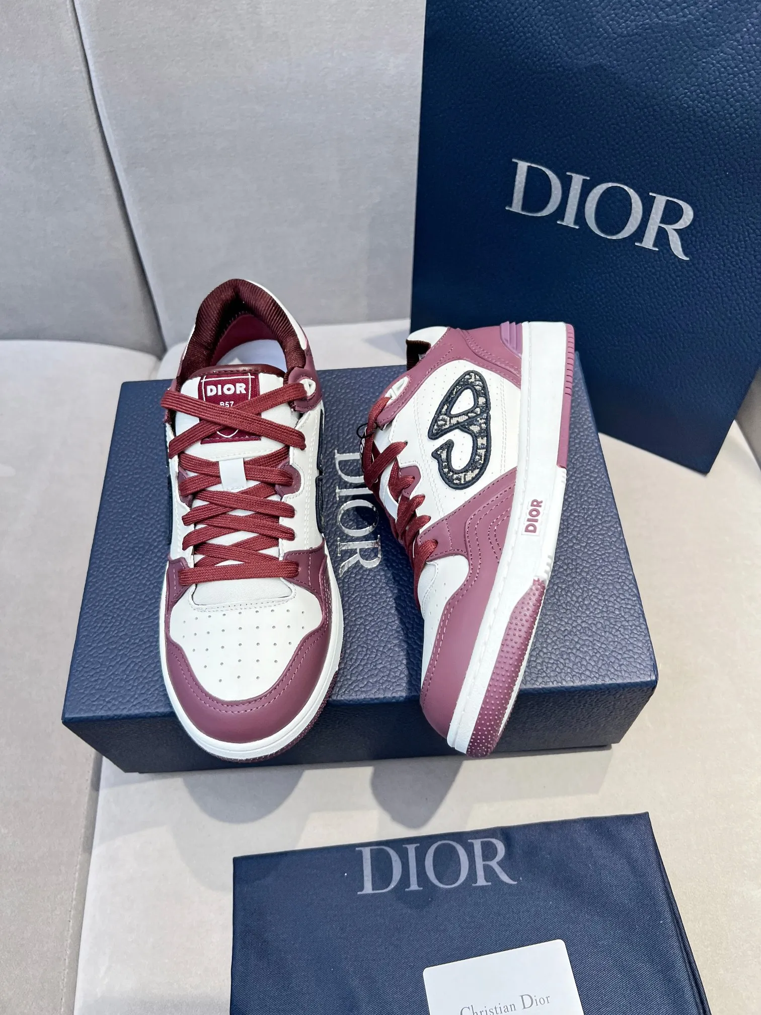 实价不让利P290！迪奥DiorB57 低帮运动鞋顶级版本！！！ 青蓝色配白色光滑头层牛皮全油边，TPU大底。 2024秋季男装系列精彩亮相，Dior 全新推出的一款经典单品。采用青蓝色和白色光滑头层牛皮革精心制作，两侧饰以米色和黑色 Oblique 电绣 CD 大标志。鲜明的同色系鞋带对应鞋身颜色协调，开合搭配鞋舌、鞋底和后侧饰以各种经典细节提升格调，孔眼细节、缉面线和同色系后跟条镶片更是突显其运动风格的动感魅力。独家开模双色成型TPU大底轻盈舒适防滑耐磨，网眼内里和垫脚均采用原版色系定制，柔软透气。精湛的制作工艺凸显档次，可搭配各式服饰，打造精致造型。