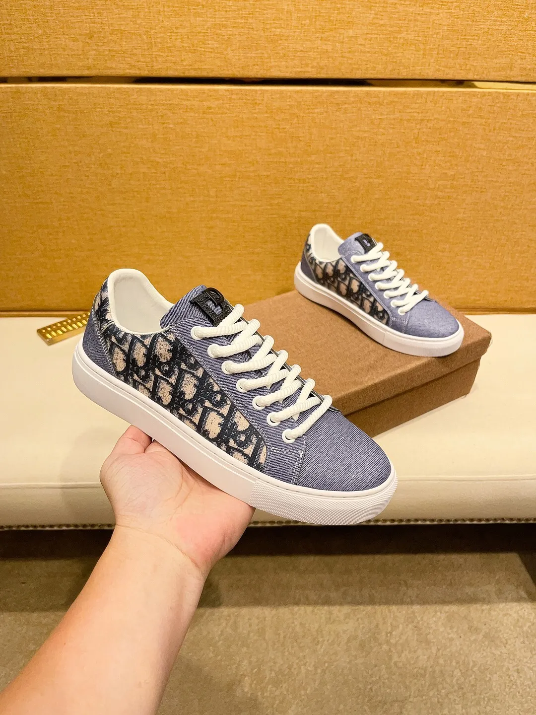 工厂价200。【Dior】迪奥休闲男装系列新品上市[庆祝][庆祝][庆祝]，重新诠释潮鞋设计，成为Dior的经典单品[强][强][强]，采用多种材料搭配牛皮精心制作，侧面展示标志，鞋舌、鞋底和后侧饰以各种特色细节提升格调[666][666]，而孔眼细节、缉面线和橡胶镶片更是突显其潮流风格的动感魅力[强][强][强]，带有双色橡胶鞋底，可搭配各色服饰，打造精致造型，码数:38一44（45订做）