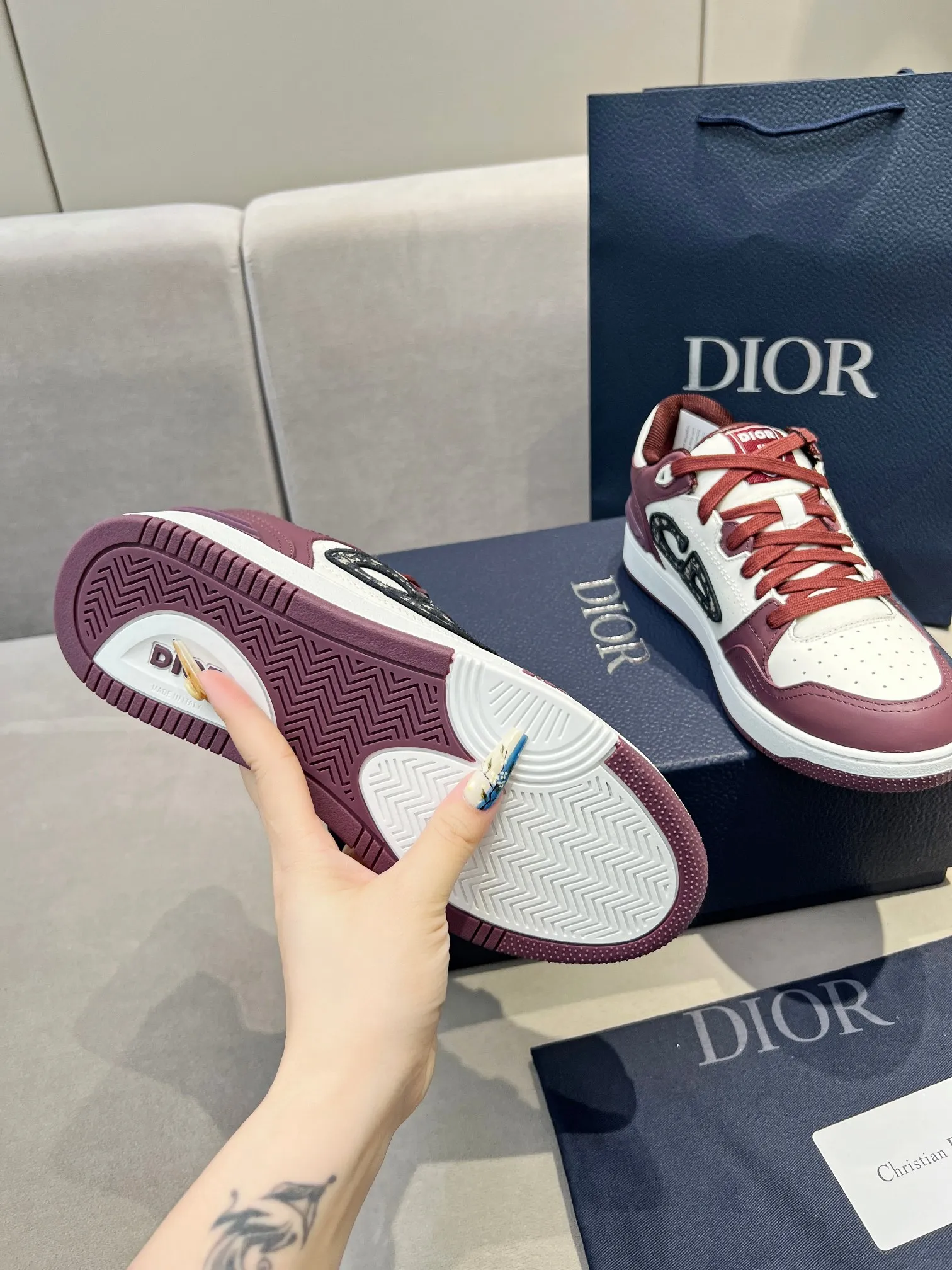 实价不让利P290!迪奥DiorB57 低帮运动鞋顶级版本!!! 青蓝色配白色光滑头层牛皮全油边,TPU大底。 2024秋季男装系列精彩亮相,Dior 全新推出的一款经典单品。采用青蓝色和白色光滑头层牛皮革精心制作,两侧饰以米色和黑色 Oblique 电绣 CD 大标志。鲜明的同色系鞋带对应鞋身颜色协调,开合搭配鞋舌、鞋底和后侧饰以各种经典细节提升格调,孔眼细节、缉面线和同色系后跟条镶片更是突显其运动风格的动感魅力。独家开模双色成型TPU大底轻盈舒适防滑耐磨,网眼内里和垫脚均采用原版色系定制,柔软透气。精湛的制作工艺凸显档次,可搭配各式服饰,打造精致造型。