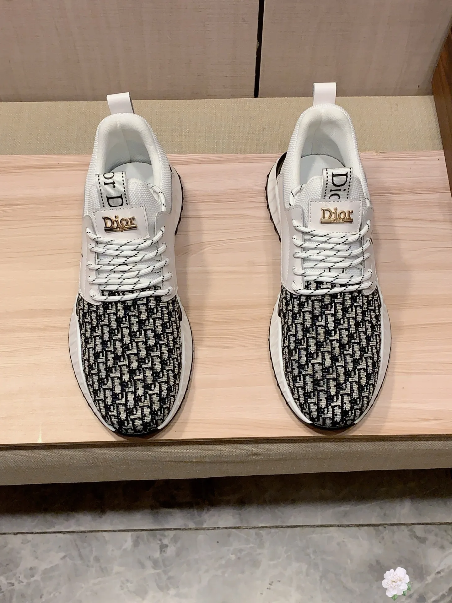 新款: 厂价:221💰💰🎩🎩[闪电][闪电] 《 迪奥DIOR* 》最新&bull;爆款休闲鞋，顶端品牌[勾引]奢侈～代购，顶级～质量。[强]鞋面選用进口透气牛皮搭配材质➕透气羊皮垫脚（&bull;）精细做工。原版个性时尚柔软橡膠耐磨防滑大底，上脚轻巧舒适，实物拍摄🎬實物更好看，011:码: 38-44，2️⃣色入选