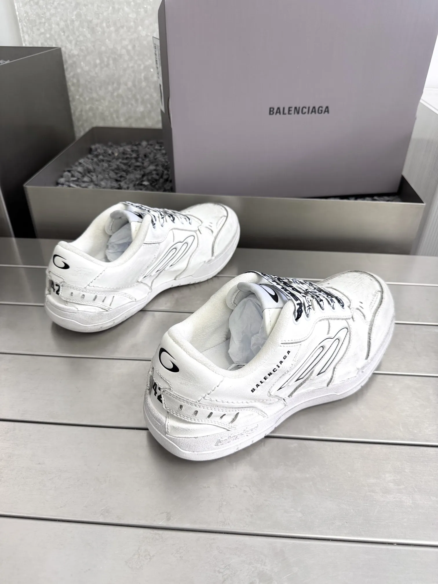 巴黎世家Balenciaga Hamptons Worn-Out 25FW最新配色,双色拼色相撞,视觉冲击更加强烈,一如既往的脚感,百搭的风格,四季皆可 原厂数据.(楦.格.鞋面.大底.做法工艺均还原原版工艺) • 牛皮面料和网布内里材质 • 鞋面整只磨损破坏效果 • 轮胎花纹鞋底 • 15毫米足弓 • 鞋舌Balenciaga 最新回旋品牌标识 • 后帮凹印 Balenciaga 徽标和尺码 • 后帮拉帮 • 中国制造 透过材质比例的拿捏和单纯的用色,在鞋面采用相对柔和的设计,衬出鞋款亮点 码数:35-45 P380原版包装