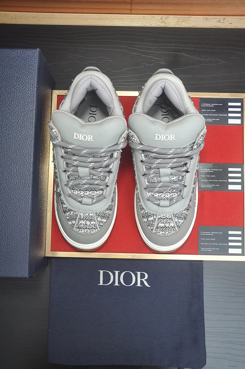 出厂价：410💶（顶级原单） 品牌：Dior （迪奥） 标准码：男码39-44（45定制） 等级：官网同款 材料：顶级原版牛皮拼接而成 原版耐磨轻便大底 款式类别：潮流时尚休闲鞋 尊贵奢侈品大牌元素顶级奢华 颜色：实物图片色