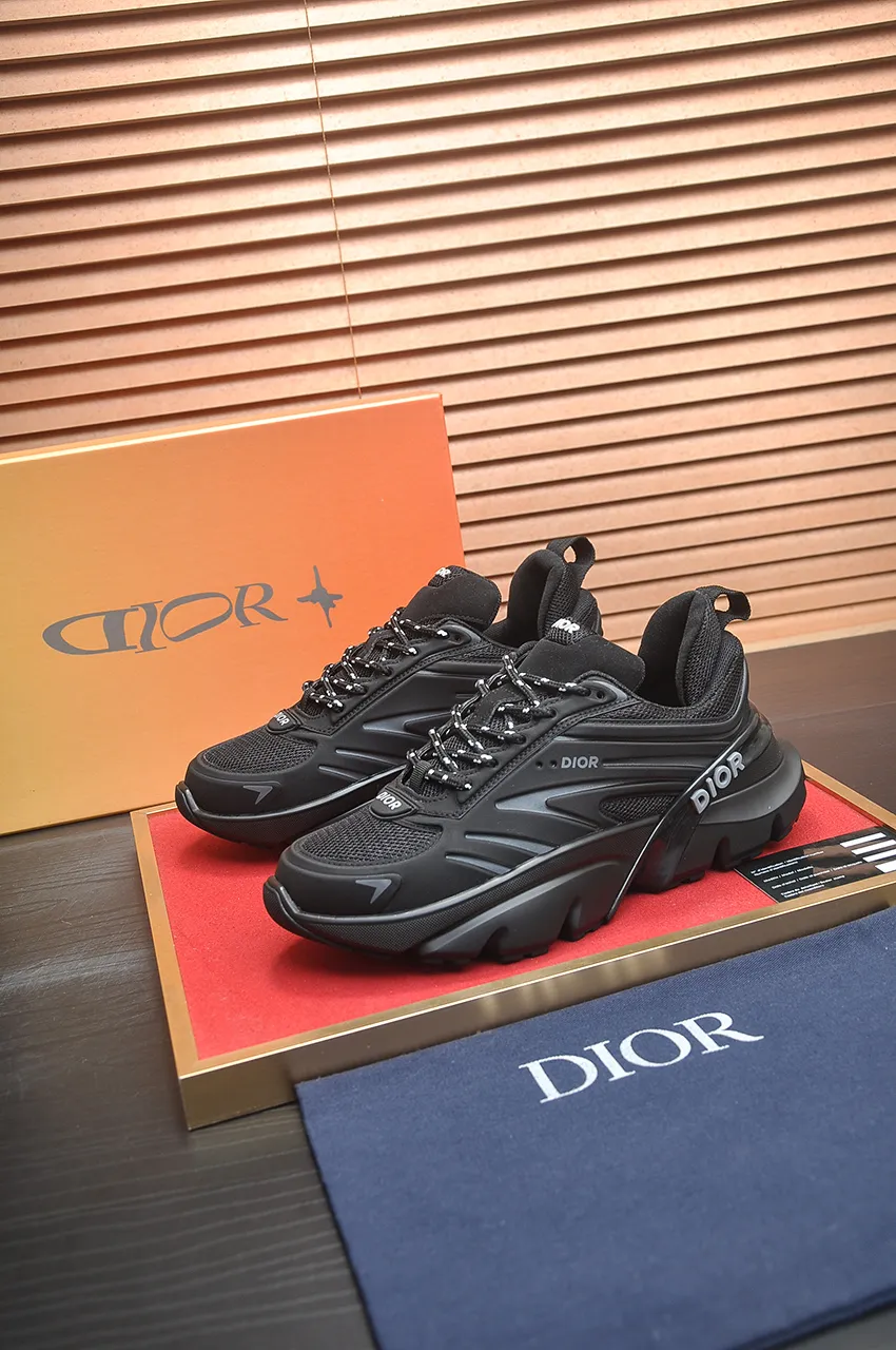 出厂价:390💶(顶级原单) 品牌:Dior (迪奥) 标准码:男码39-44(45定制) 等级:官网同款 材料:顶级原版牛皮拼接而成 原版耐磨轻便大底 款式类别:潮流时尚休闲鞋 尊贵奢侈品大牌元素顶级奢华 颜色:实物图片色