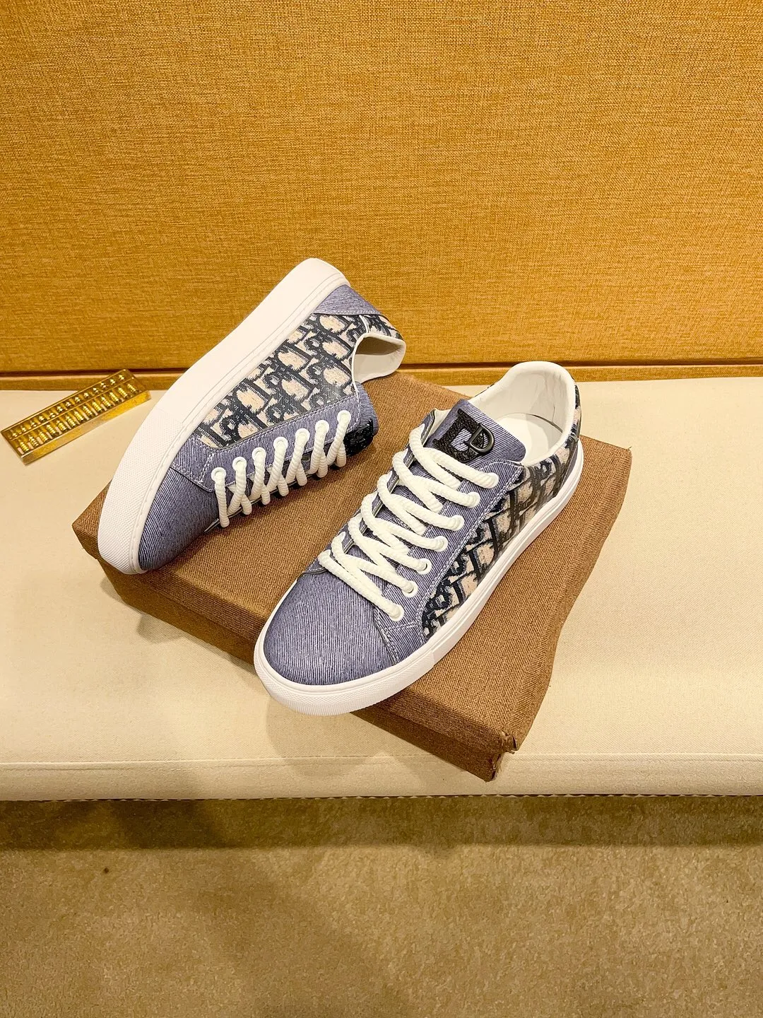 工厂价200。【Dior】迪奥休闲男装系列新品上市[庆祝][庆祝][庆祝]，重新诠释潮鞋设计，成为Dior的经典单品[强][强][强]，采用多种材料搭配牛皮精心制作，侧面展示标志，鞋舌、鞋底和后侧饰以各种特色细节提升格调[666][666]，而孔眼细节、缉面线和橡胶镶片更是突显其潮流风格的动感魅力[强][强][强]，带有双色橡胶鞋底，可搭配各色服饰，打造精致造型，码数:38一44（45订做）