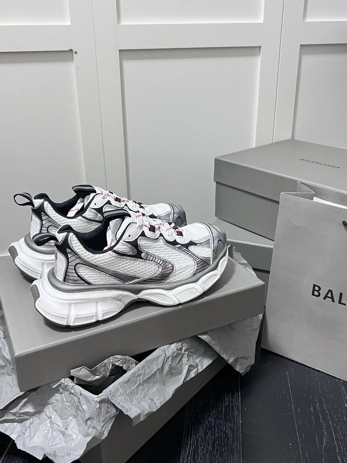 橙子出厂价💰180，男码+10 BALENCIAGA 3xl sneakers 巴黎世家 情侣款老爹鞋 复古休闲运动鞋 最新款复古休闲运动鞋系列，推出探索时尚界对于原创与挪用的概念，以全新系列致敬传承与经典，以标志性Balenciaga廓形和轮胎抽象大底，碰撞出诙谐又和谐的新创意。 码数：35-44