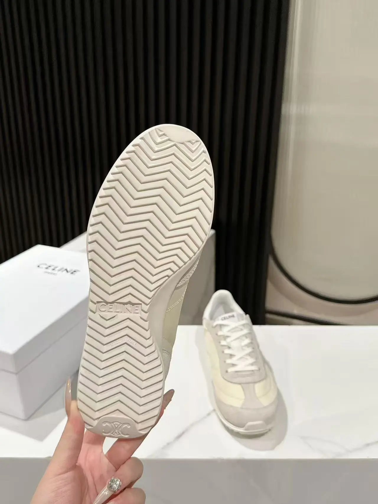 💰270 CELINE思琳春夏最新款Racer系列 阿甘鞋 运动鞋 🔥🔥 超多明星时尚博主种草 阿甘鞋鞋型设计经典永不过时 酷帅又百搭无论是运动风穿搭 还是日常出街的休闲装,它都能完美适配,轻松提升整体造型的质感 而且这双鞋的设计很贴合脚型,走路不累脚,春夏穿着也很透气,不会闷汗 不管你是去逛街、旅行还是运动,它都能成为你的最佳搭子 鞋面3D电绣LOGO格外突出亮点✔高丝光牛皮拼接透气布 原版私模大底Size:35-40