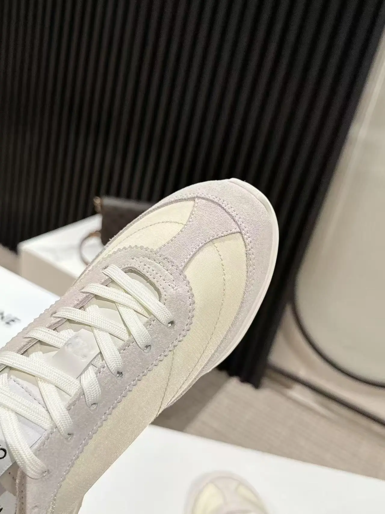 💰270 CELINE思琳春夏最新款Racer系列 阿甘鞋 运动鞋 🔥🔥 超多明星时尚博主种草 阿甘鞋鞋型设计经典永不过时 酷帅又百搭无论是运动风穿搭 还是日常出街的休闲装，它都能完美适配，轻松提升整体造型的质感 而且这双鞋的设计很贴合脚型，走路不累脚，春夏穿着也很透气，不会闷汗 不管你是去逛街、旅行还是运动，它都能成为你的最佳搭子 鞋面3D电绣LOGO格外突出亮点✔高丝光牛皮拼接透气布 原版私模大底Size：35-40