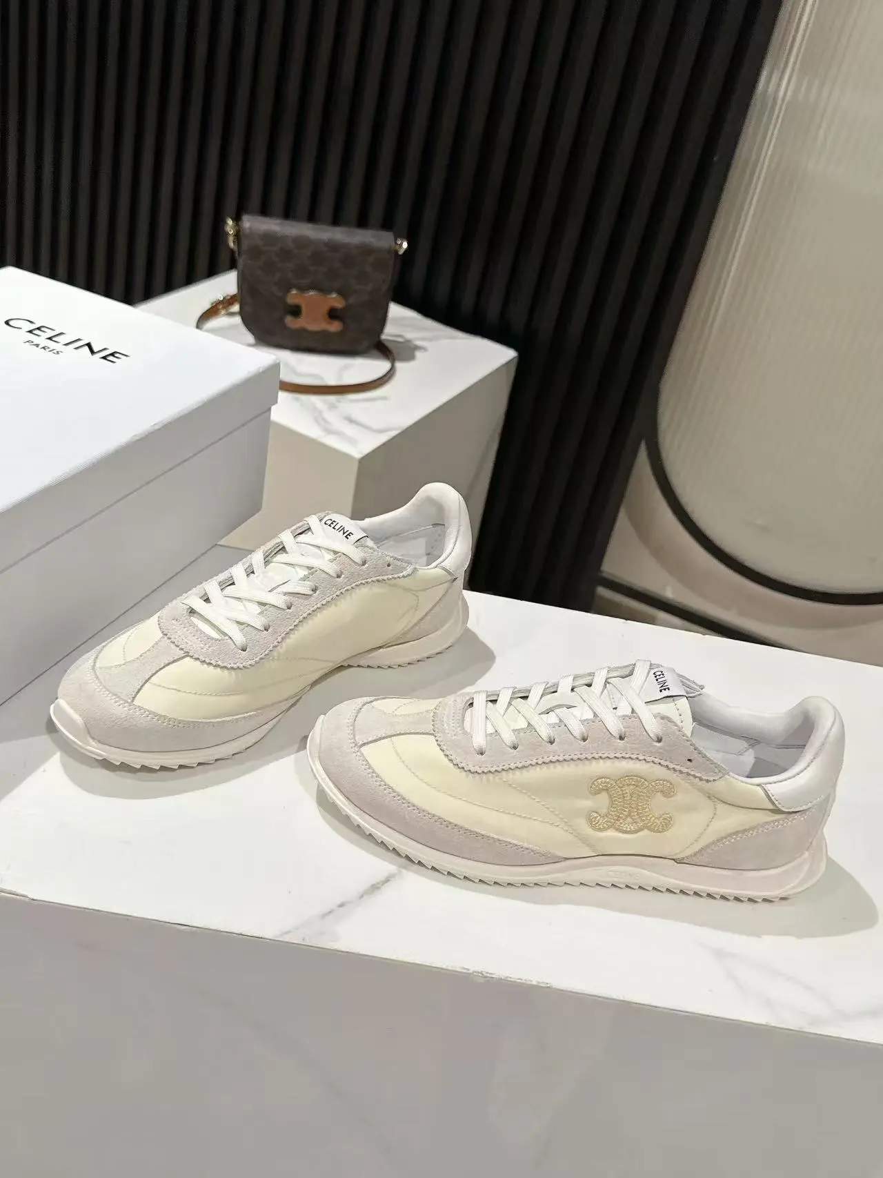 💰270 CELINE思琳春夏最新款Racer系列 阿甘鞋 运动鞋 🔥🔥 超多明星时尚博主种草 阿甘鞋鞋型设计经典永不过时 酷帅又百搭无论是运动风穿搭 还是日常出街的休闲装,它都能完美适配,轻松提升整体造型的质感 而且这双鞋的设计很贴合脚型,走路不累脚,春夏穿着也很透气,不会闷汗 不管你是去逛街、旅行还是运动,它都能成为你的最佳搭子 鞋面3D电绣LOGO格外突出亮点✔高丝光牛皮拼接透气布 原版私模大底Size:35-40