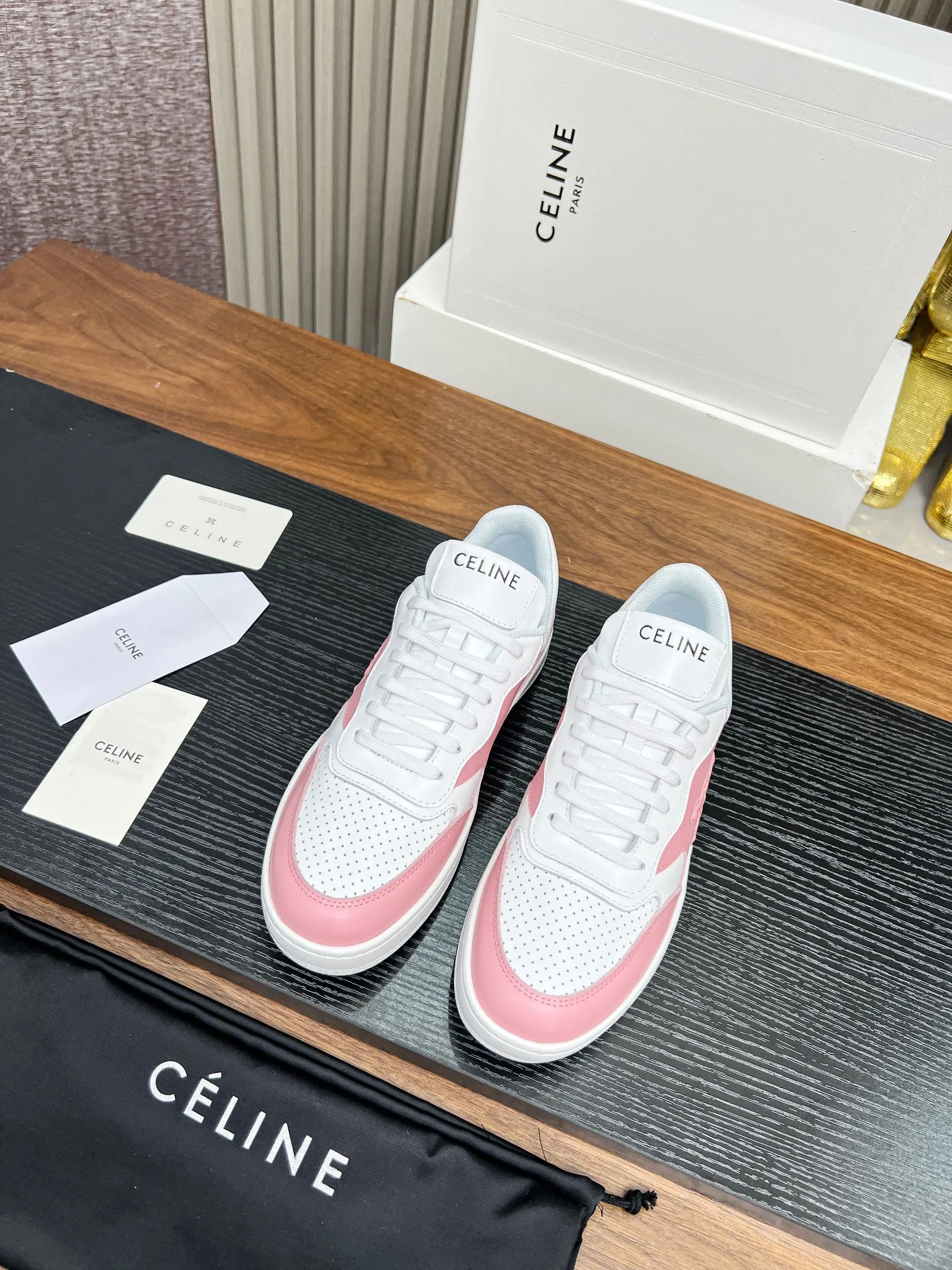 280!CELINE.2025年celine赛琳 Block Triomphe 运动鞋 BLOCK TRIOMPHE牛皮革坡跟运动鞋厚底小白鞋 鞋后帮和侧面压印CELINE标志厚底面包鞋简单舒服,干净利落,增高显腿细无论是单穿还是搭配阔腿裤,高街又复古一起来做 CELINE女孩 尺码:35-44