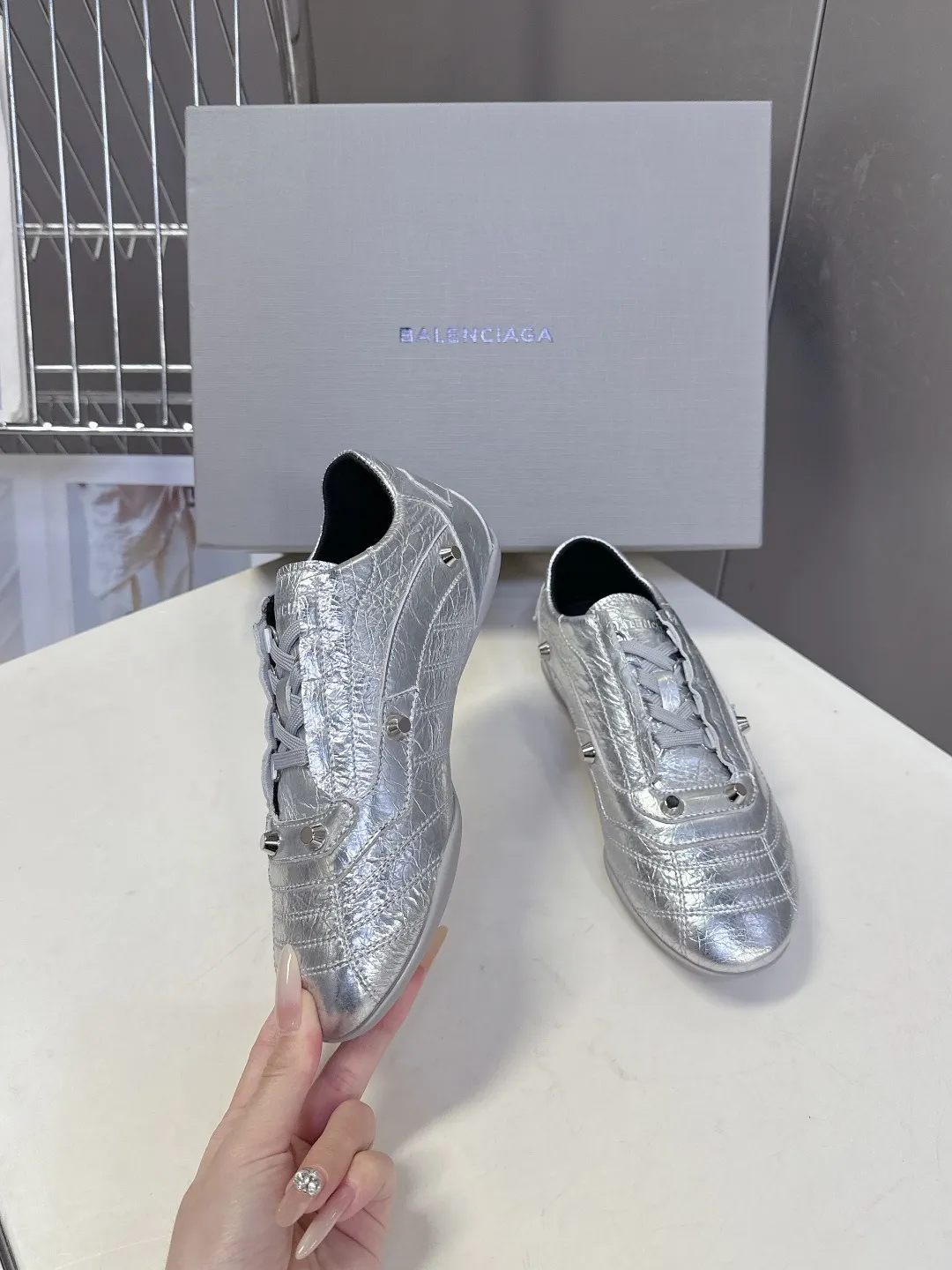 💰240 Balenciaga巴黎世家最新款棒球鞋 薄底鞋 休闲鞋 超多明星时尚博主种草 原版购入开发做货 超火的薄底设计 巴黎家最新隐藏款网球鞋柔软油蜡小牛皮配搭经典双logo满满的复古感又是最最最百搭的配色 今年女孩必入的一款休闲鞋 鞋底设计 超级柔软 配合送专柜精美包装 ▪️ 面料:原版定制油蜡小牛皮 ▪️ 内里:进口定制网布里 ▪️ 鞋底:原版开模橡胶大底 ▪️ Size: 35-40