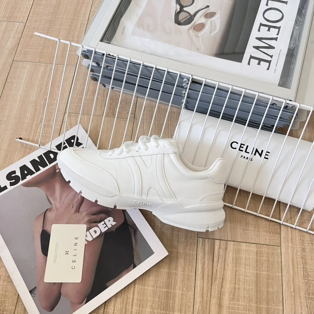 橙子出厂价💰140 Celine 赛琳 徽标系带休闲鞋小白鞋运动鞋老爹鞋 简单舒服，干净利落，增高显腿细，无论是单穿还是搭配阔腿裤，高街又复古~鞋面采用白色光滑头层牛皮，后跟凹印TRIOMPHE标志，鞋舌和鞋后帮印有CELINE标志，后跟经典老爹鞋款式，搭配织物内里，织物可活动脚床，不闷脚透气舒适，橡胶防滑大底抓地力强，轻便舒适满足日常一切场合穿搭！ 码数：35-40
