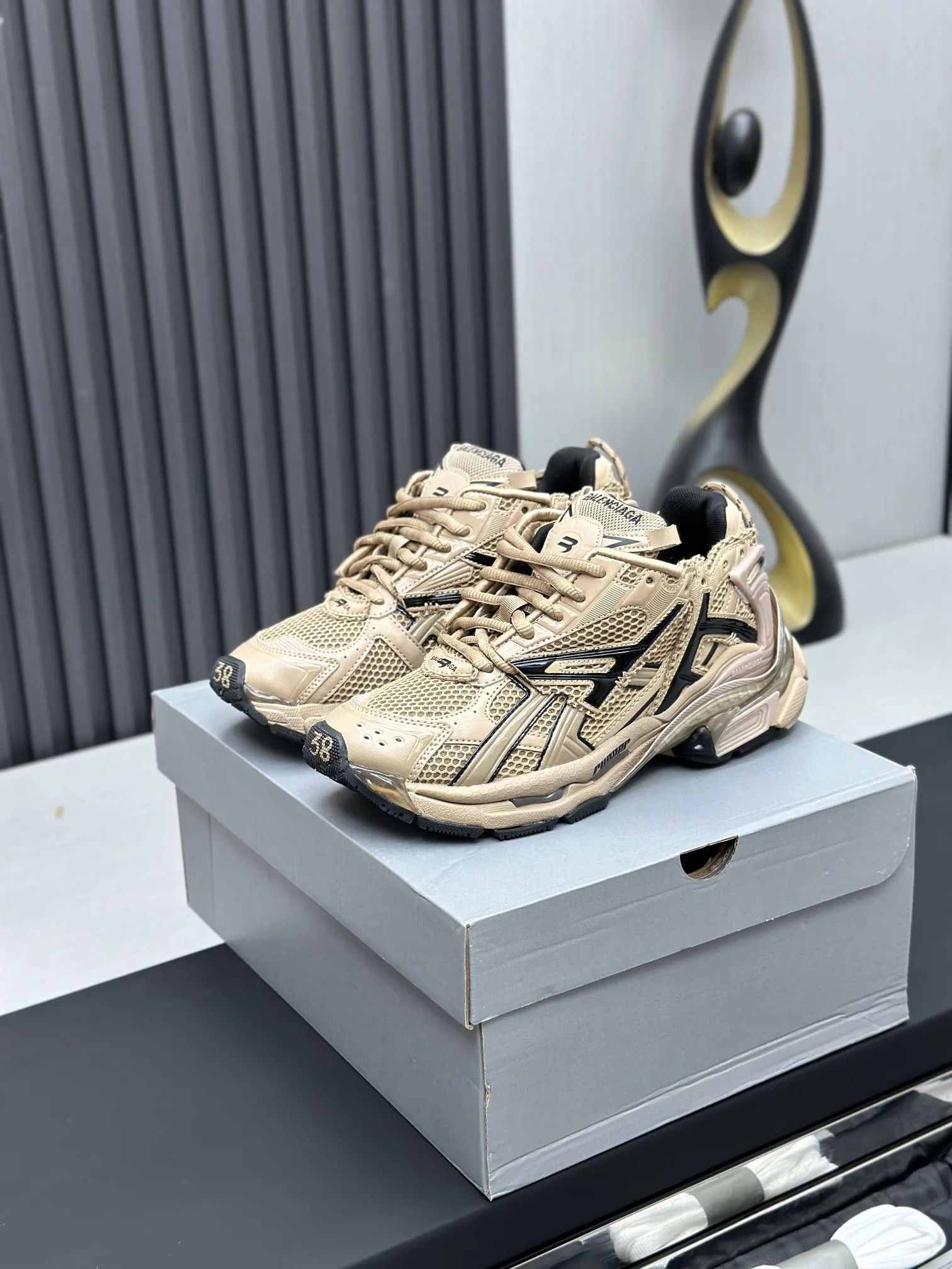 工厂价&yen;420💰纯原版本 7代 资讯：新款BALENCIAGA 巴黎世家-Runner、是通过溢胶、做旧、缝线等细节，展示了设计师 Demna 的运动鞋风格，用一双「旧鞋」传递复古感，后侧板、翘起的鞋头，则展示了 Demna 在结构上的未来构想； 原装大盒从里到外一切百分百还原官方配置 顶级专供碾压一切版本码数：35 36 37 38 39 40 41 42 43 44 45 46