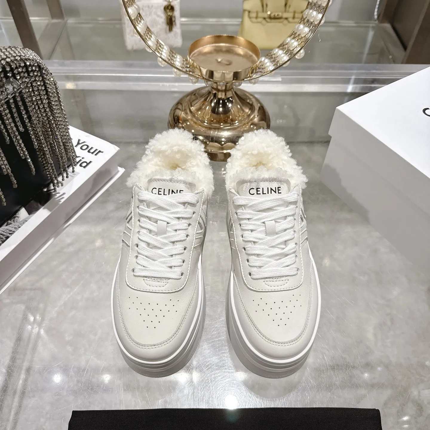 出厂370💰🌟高版本 CELINE*思琳赛琳 2025ss新款徽标系带厚底羊毛里休闲鞋小白鞋 简单舒服,干净利落,增高显腿细,无论是单穿还是搭配阔腿裤,高街又复古✔️一起来做CELINE女孩 ✔鞋面:进口头层小牛皮 ✔内里:进口羊毛 ✔大底:原版1:1开模大底 ✔码数:35-40 (40订做)