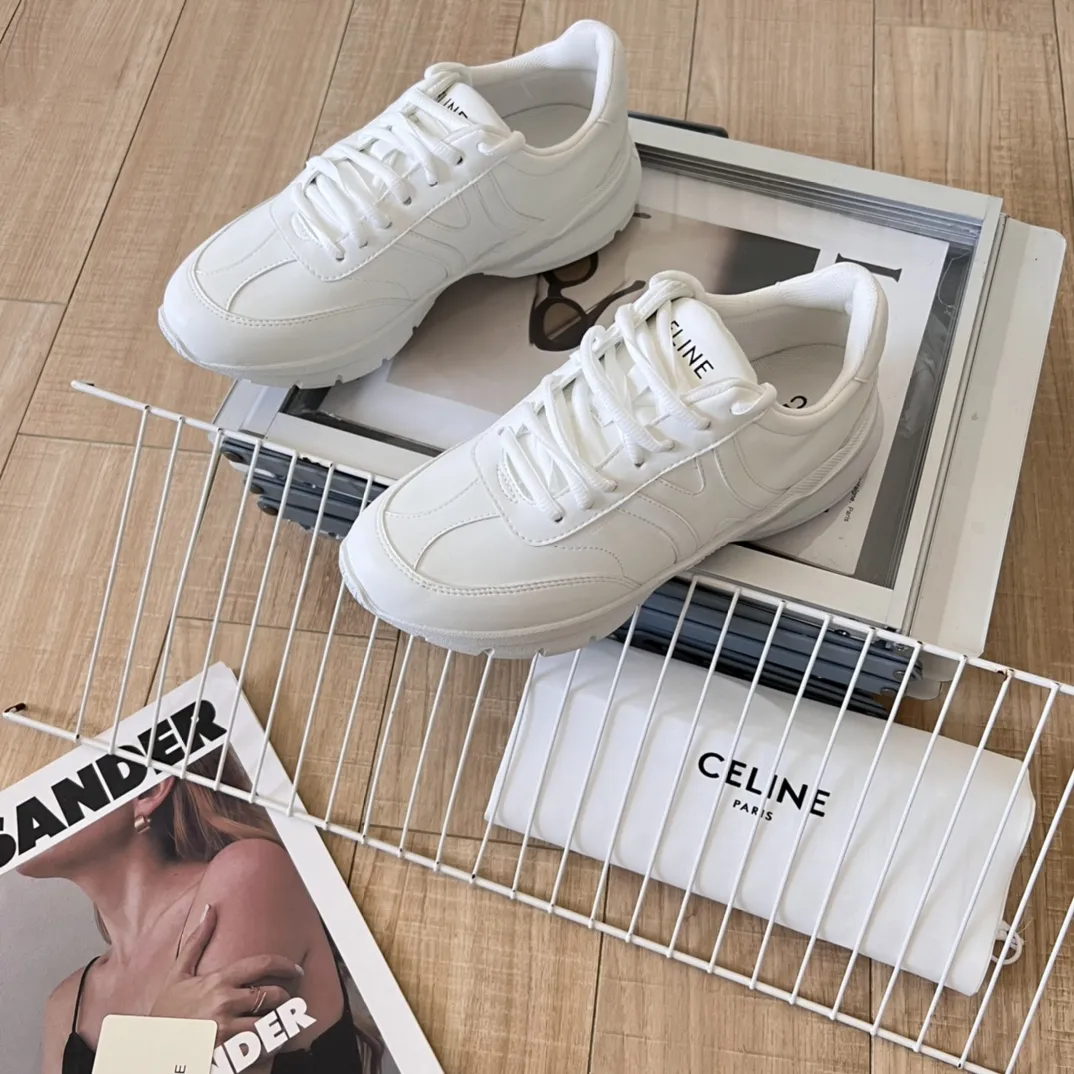 橙子出厂价💰140 Celine 赛琳 徽标系带休闲鞋小白鞋运动鞋老爹鞋 简单舒服,干净利落,增高显腿细,无论是单穿还是搭配阔腿裤,高街又复古~鞋面采用白色光滑头层牛皮,后跟凹印TRIOMPHE标志,鞋舌和鞋后帮印有CELINE标志,后跟经典老爹鞋款式,搭配织物内里,织物可活动脚床,不闷脚透气舒适,橡胶防滑大底抓地力强,轻便舒适满足日常一切场合穿搭! 码数:35-40