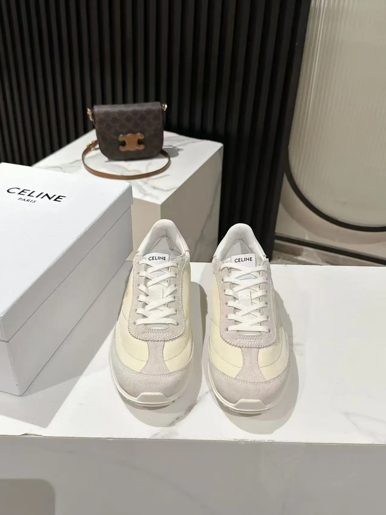 💰270 CELINE思琳春夏最新款Racer系列 阿甘鞋 运动鞋 🔥🔥 超多明星时尚博主种草 阿甘鞋鞋型设计经典永不过时 酷帅又百搭无论是运动风穿搭 还是日常出街的休闲装，它都能完美适配，轻松提升整体造型的质感 而且这双鞋的设计很贴合脚型，走路不累脚，春夏穿着也很透气，不会闷汗 不管你是去逛街、旅行还是运动，它都能成为你的最佳搭子 鞋面3D电绣LOGO格外突出亮点✔高丝光牛皮拼接透气布 原版私模大底Size：35-40